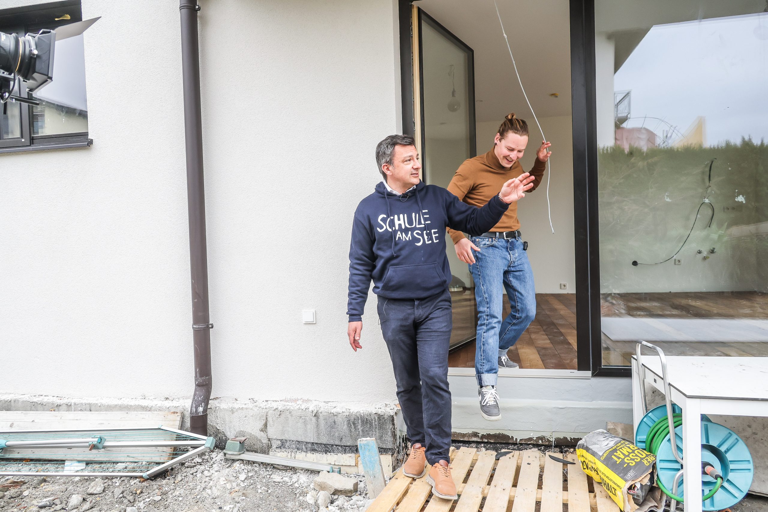 Martin Staudinger führt durch seine Baustelle.
