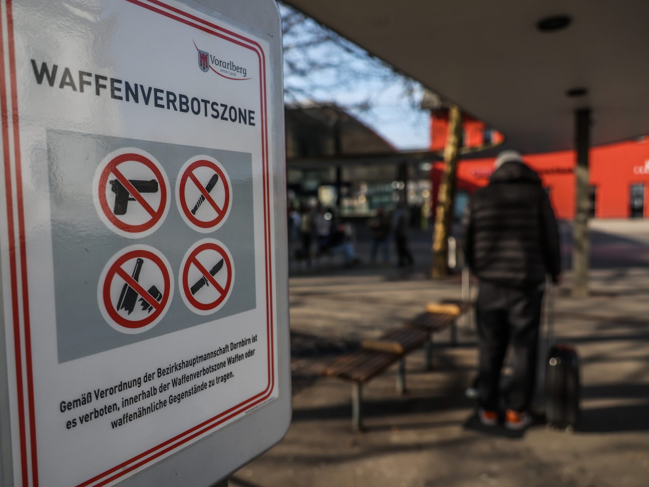 Seit rund einem Monat gilt rund um den Bahnhof in Dornbirn ein Waffenverbot.