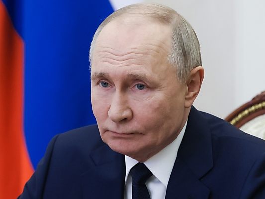 Kreml-Chef Putin lässt sich Zeit mit Antwort auf Waffenruhe-Vorschlag. Kreml-Chef Putin lässt sich Zeit mit Antwort auf Waffenruhe-Vorschlag.