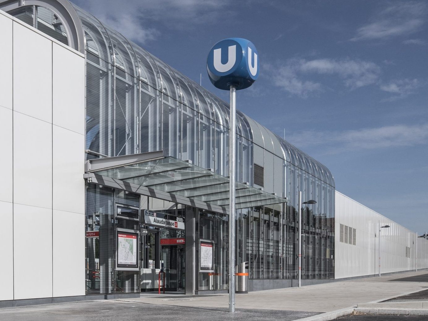 Polizeieinsatz vor der U1-Station Alaudagasse in Wien-Favoriten. Polizeieinsatz vor der U1-Station Alaudagasse in Wien-Favoriten.