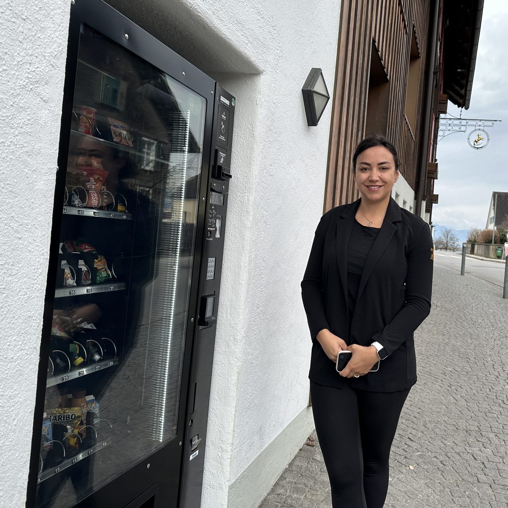 Riccarda Borg vor dem Verkaufsautomaten. Er sorgt für Diskussionen.