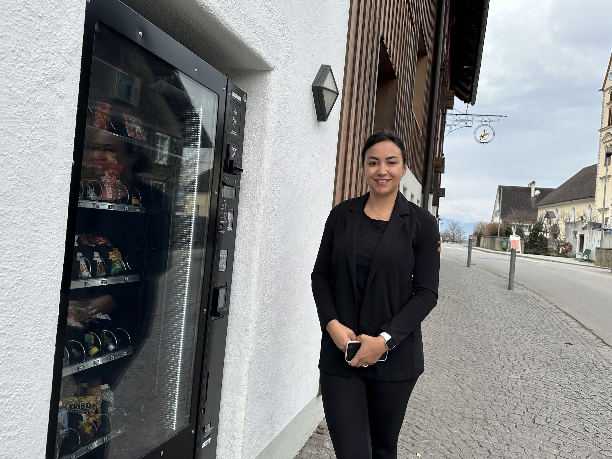 Riccarda Borg vor dem Verkaufsautomaten. Er sorgt für Diskussionen.
