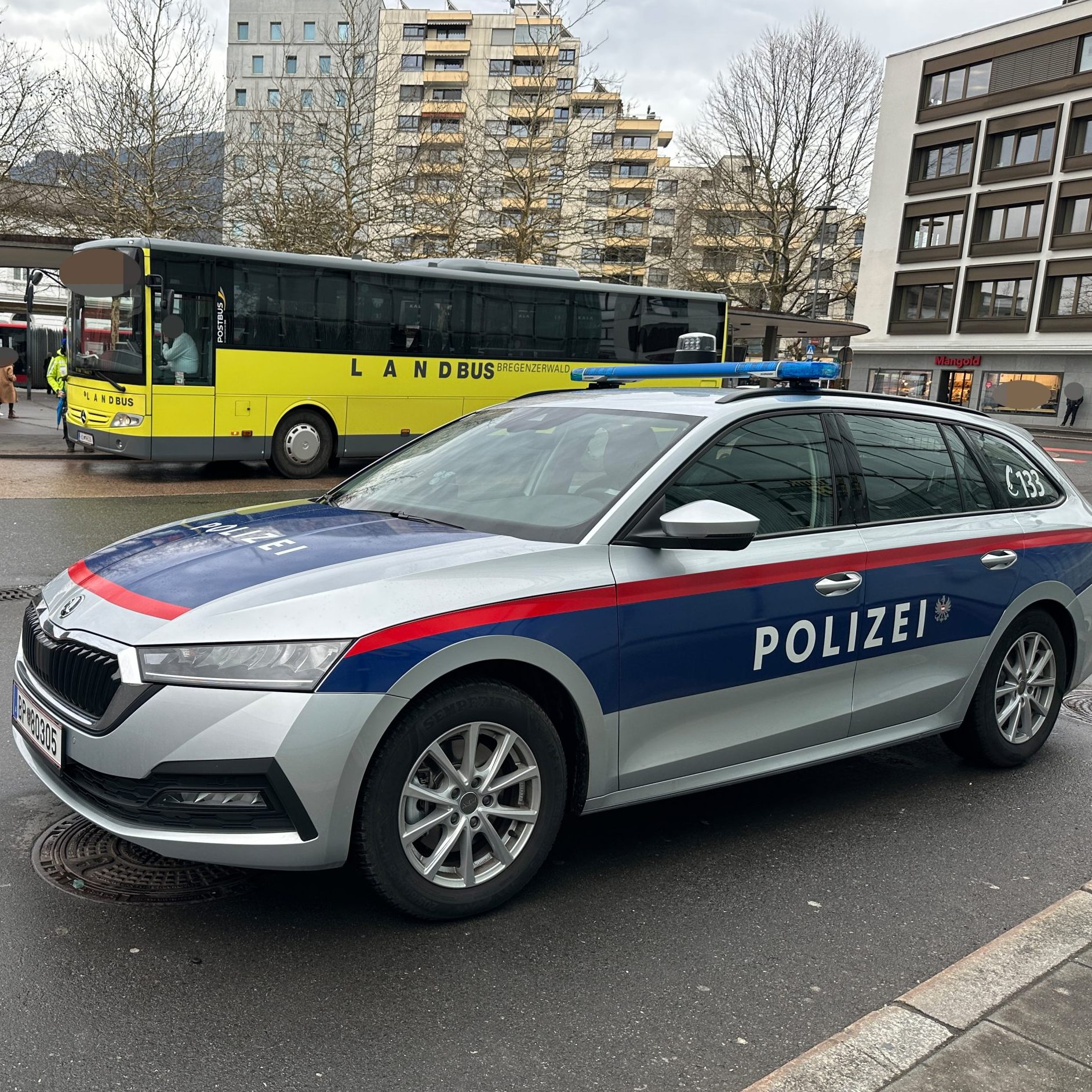 Die Polizei war beim Bahnhofsgelände vor Ort.