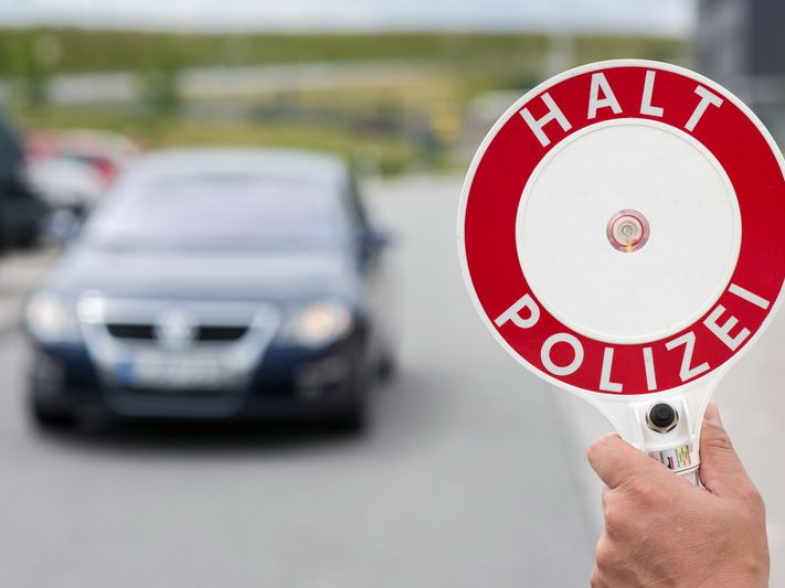 Bei Kontrollen im Bereich der deutsch-österreichischen Grenze haben Beamte der Bundespolizei mehrere Personen festgenommen.