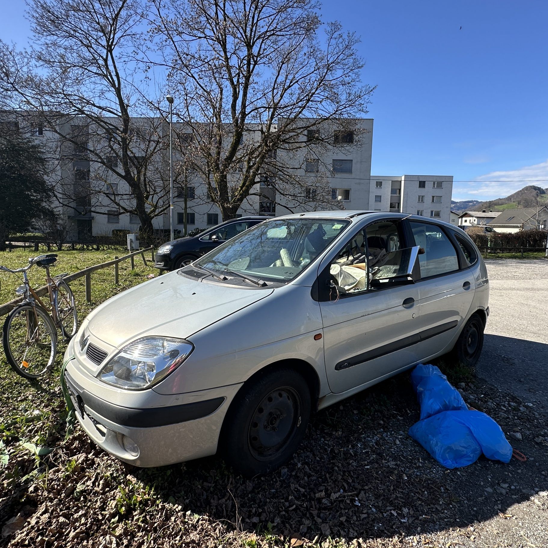 Das Schrottauto steht auch einen Monat später noch da.