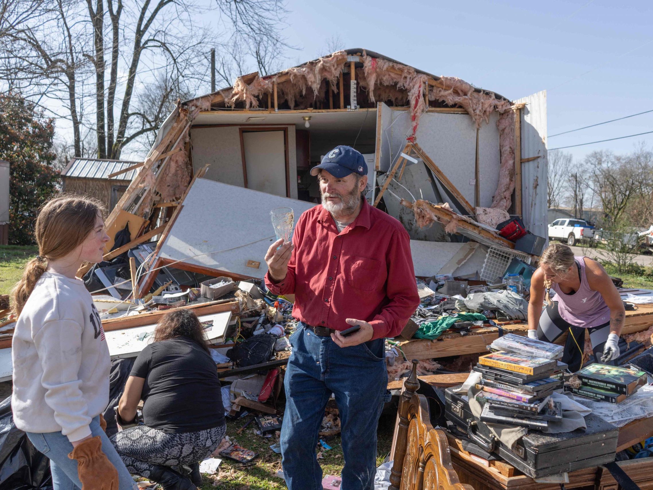 Betroffene der Unwetter in den USA räumen die Trümmer ihrer zerstörten Häuser auf.