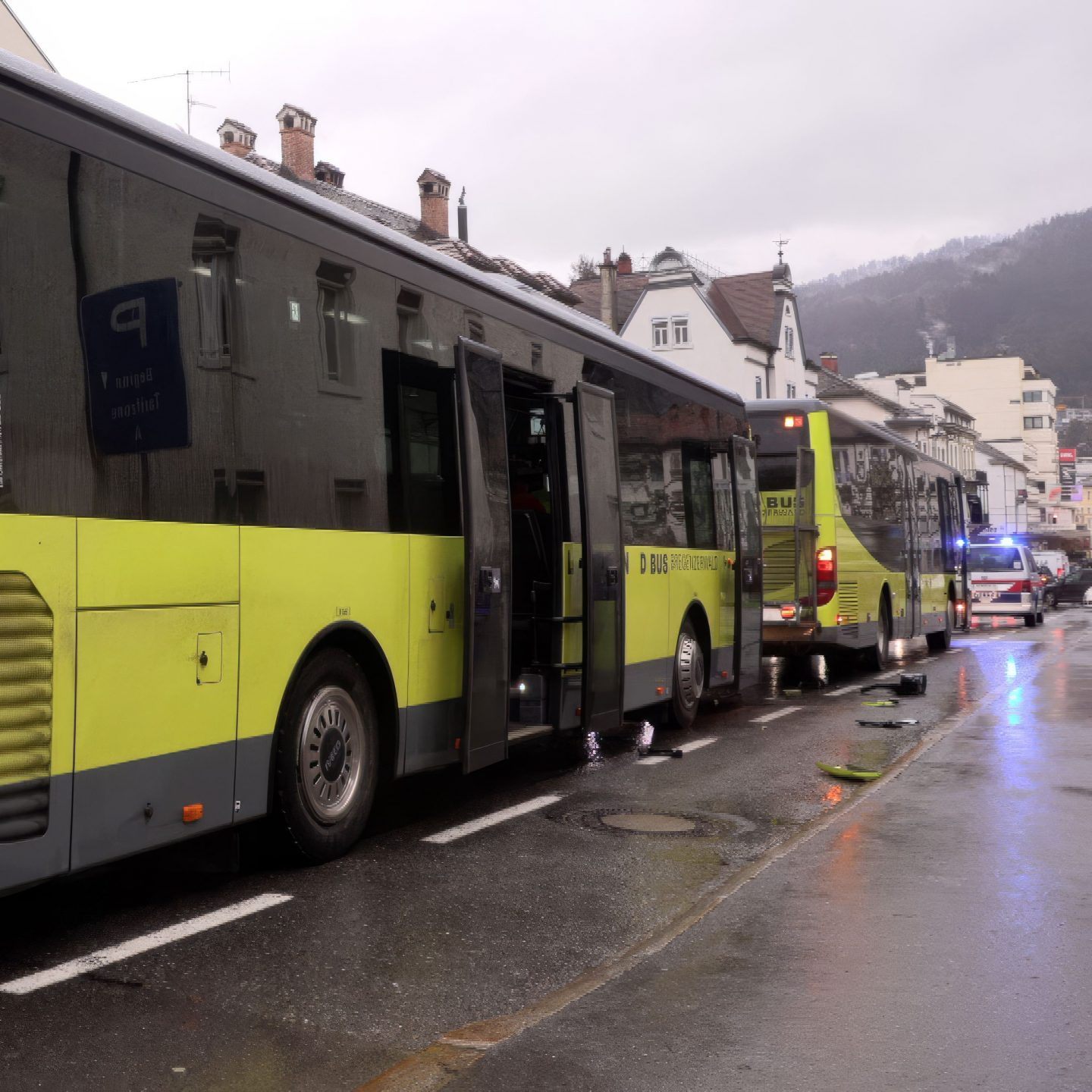 Beim Zusammenstoß zweier Landbusse vor dem Landhaus in Bregenz sind am Donnerstag mehrere Menschen verletzt worden.
