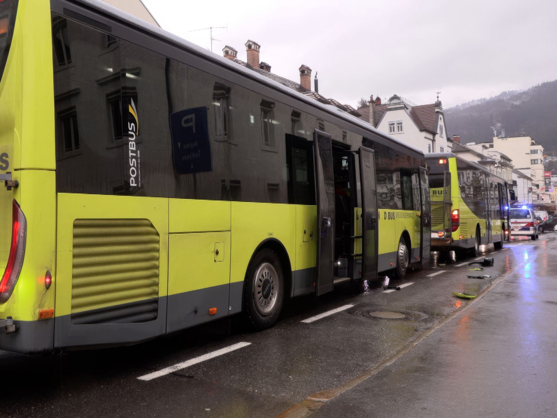 Beim Zusammenstoß zweier Landbusse vor dem Landhaus in Bregenz sind am Donnerstag mehrere Menschen verletzt worden. Beim Zusammenstoß zweier Landbusse vor dem Landhaus in Bregenz sind am Donnerstag mehrere Menschen verletzt worden.