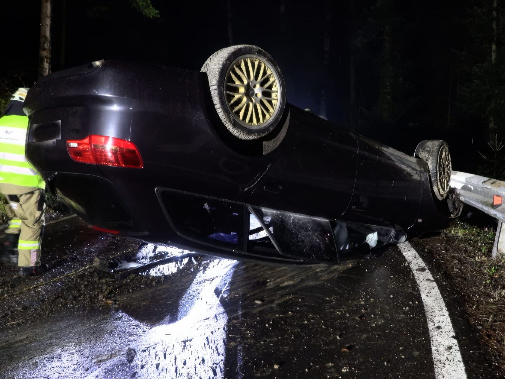 Der Fahrzeuglenker wurde bei dem Unfall verletzt. Der Fahrzeuglenker wurde bei dem Unfall verletzt.