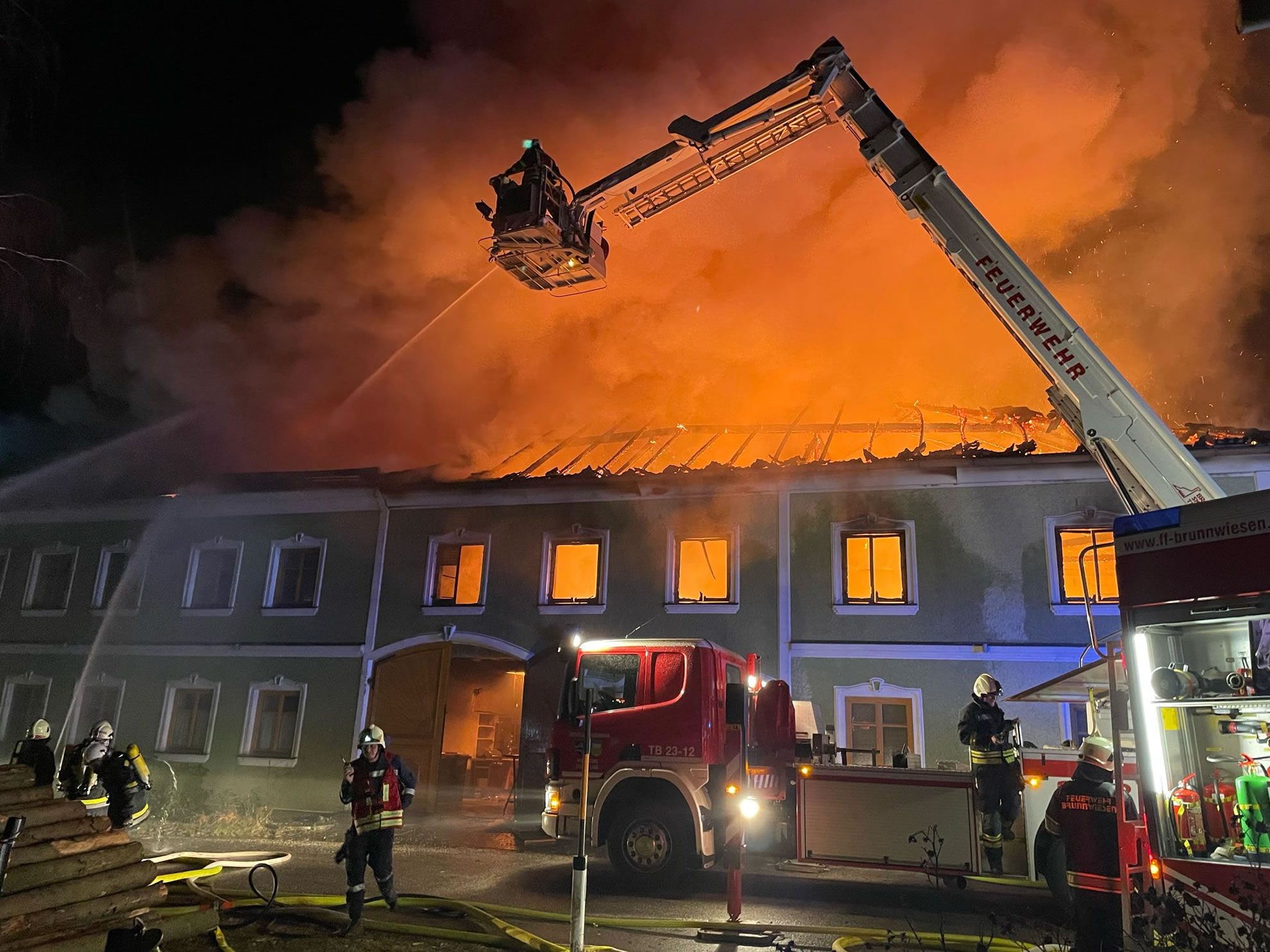 Der Großbrand forderte 200 Feuerwehrleute. Der Großbrand forderte 200 Feuerwehrleute.