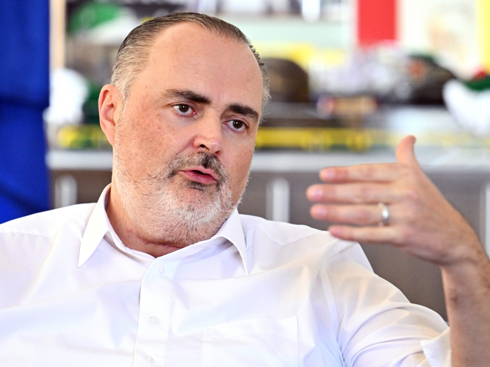 Spatenstich für ein Hügelgrab in Beton-Form durch LH Doskozil.