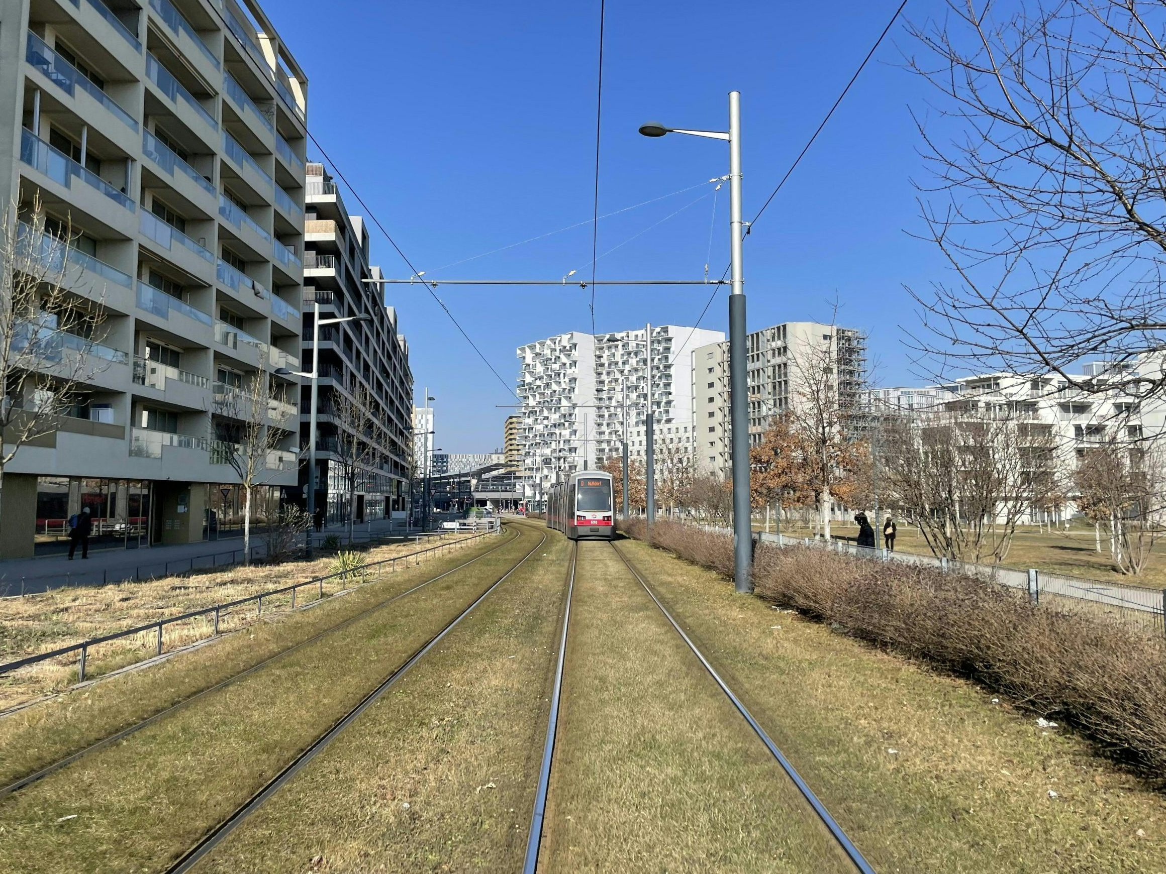 Grüngleis nennt man Gleiskörper mit bepflanzter Gleiseindeckung. Grüngleis nennt man Gleiskörper mit bepflanzter Gleiseindeckung.