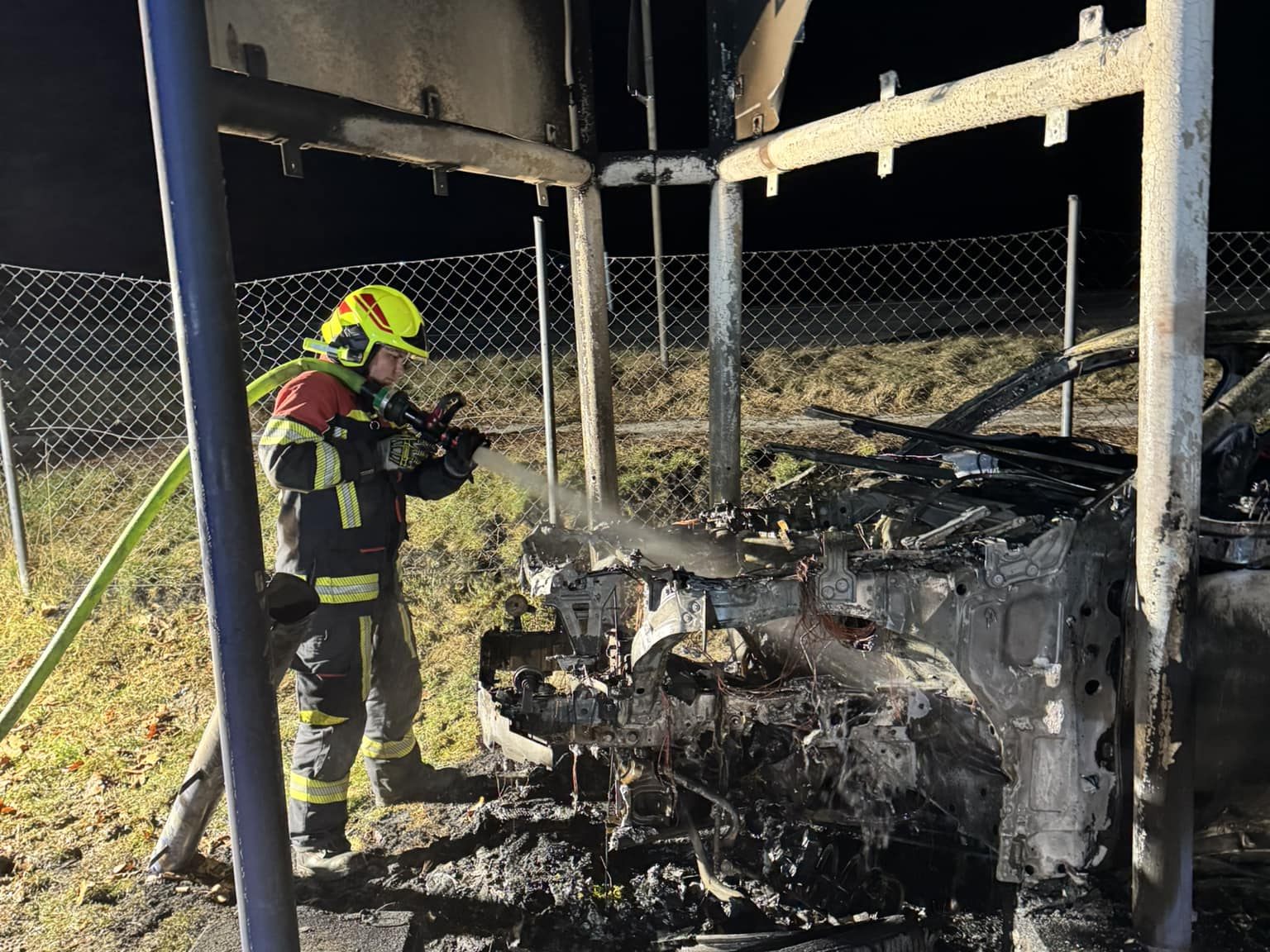 In Niederösterreich ist es zu einem Unfall und zu einem E-Auto-Brand gekommen.