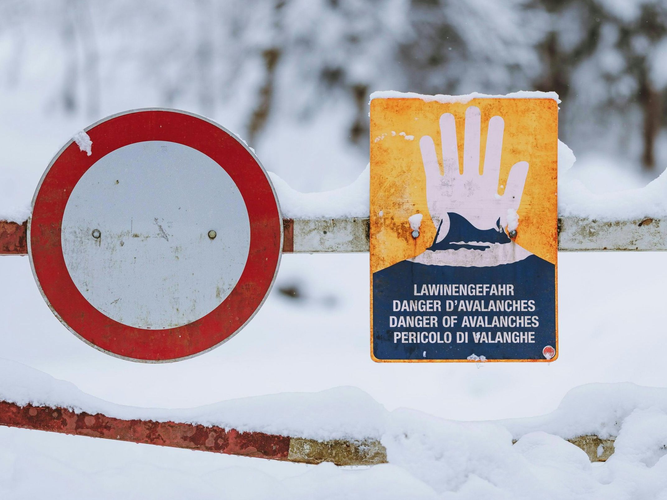 Bei einem Lawinenabgang in den italienischen Alpen sind zwei Menschen ums Leben gekommen.