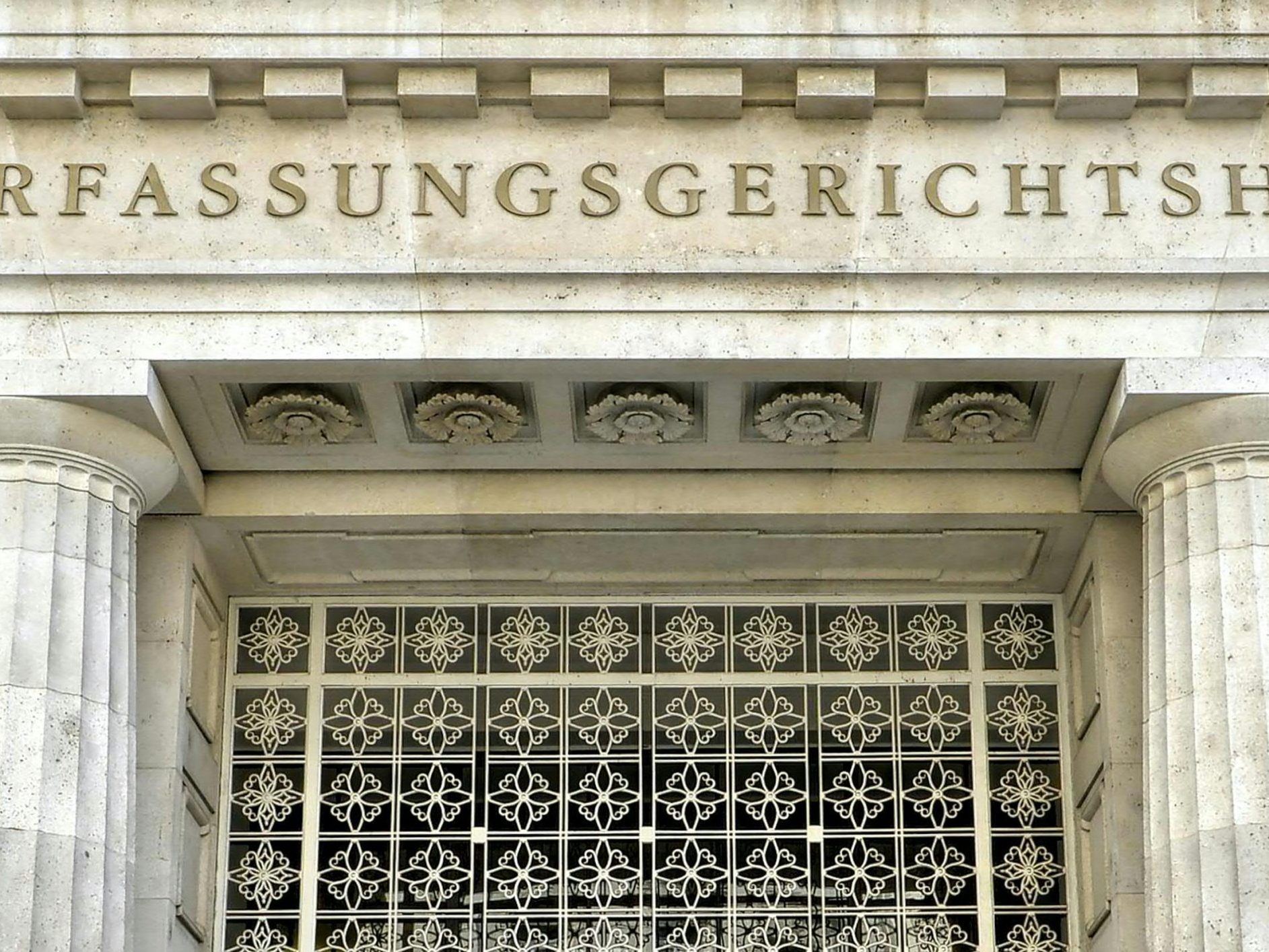 Die verfassungswidrigen Bestimmungen im Wiener und im niederösterreichischen Landesrecht treten am 1. April 2026 außer Kraft.