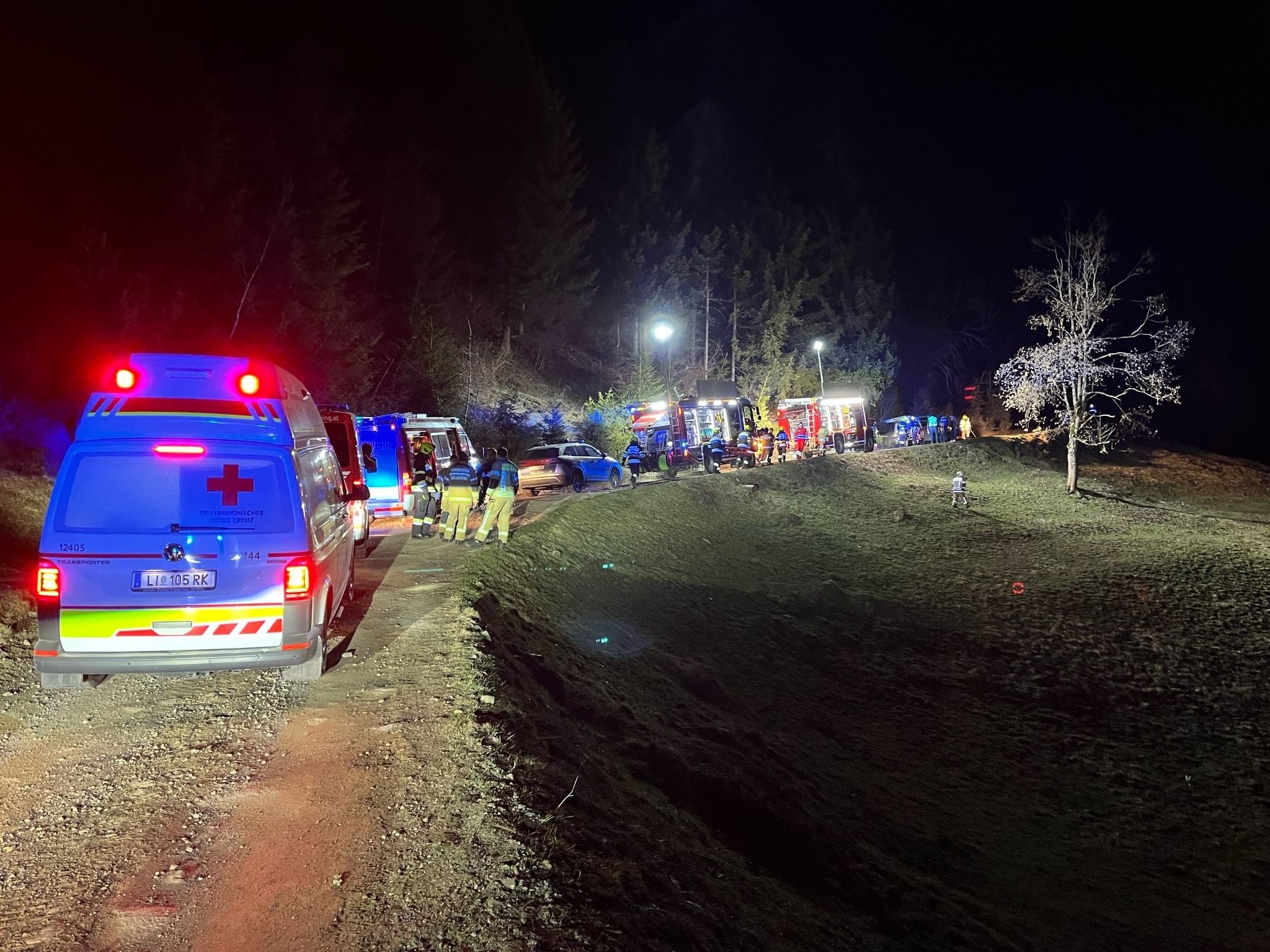 Ein Toter und acht teils Schwerverletzte nach Verkehrsunfall in Schladming