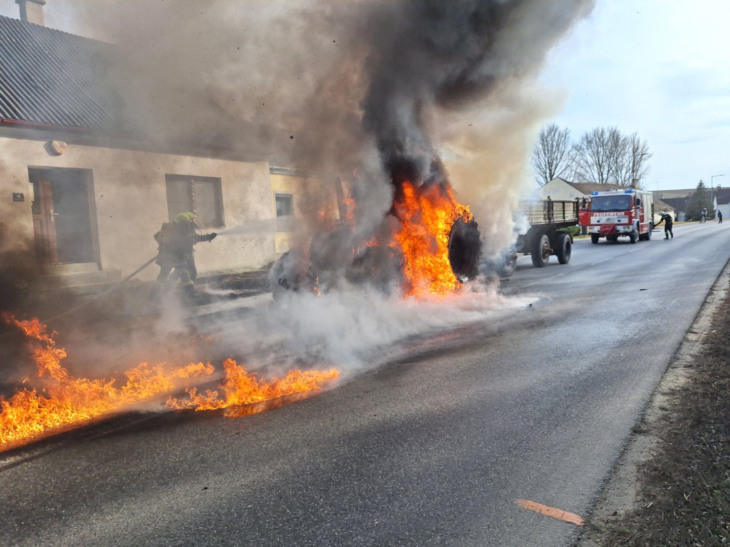 Beim Brand wurden ein Haus und ein Auto beschädigt. Beim Brand wurden ein Haus und ein Auto beschädigt.