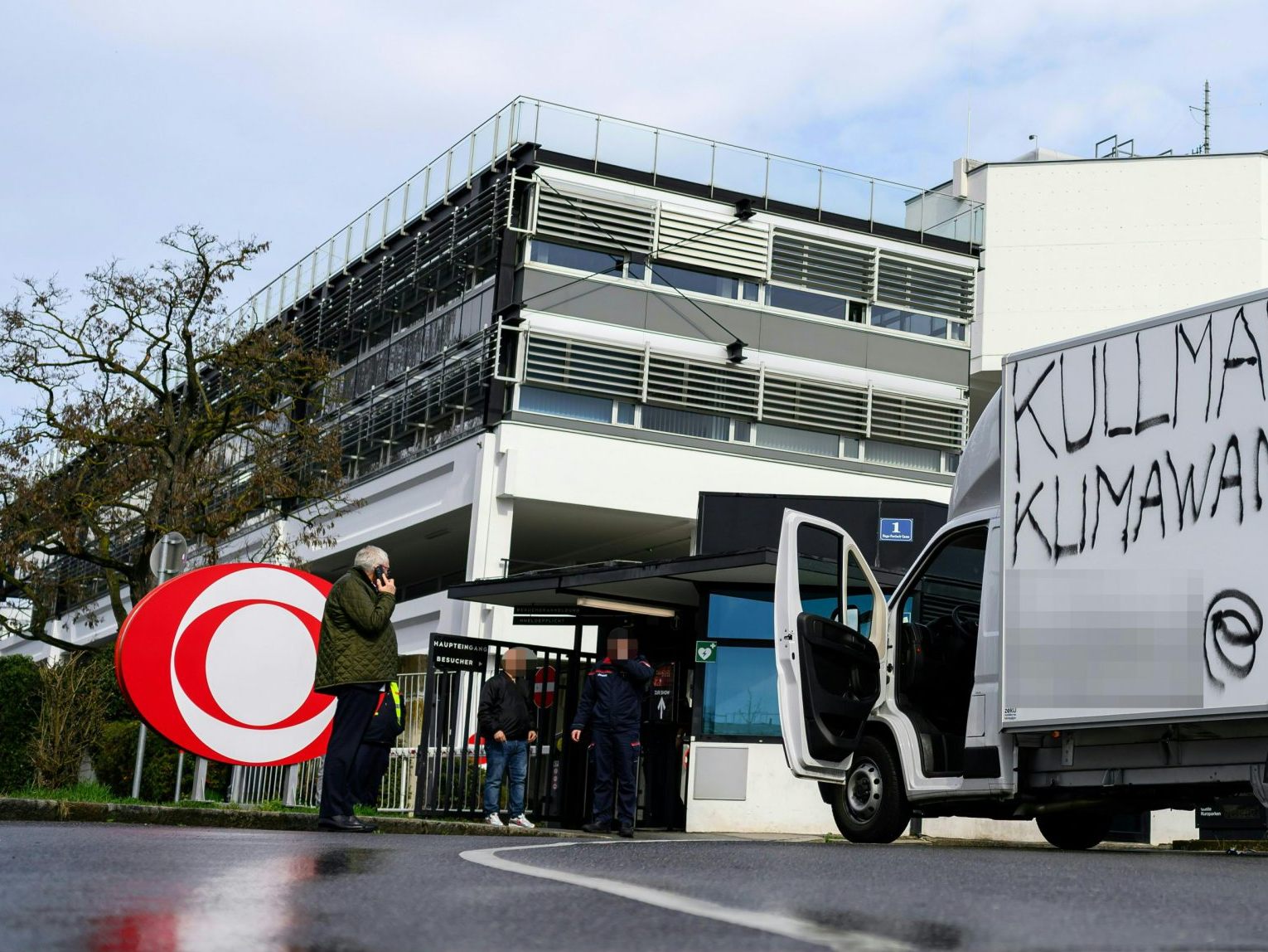 Am Dienstag drohte ein Klein-LKW-Fahrer mit einem Anschlag auf den ORF. Am Dienstag drohte ein Klein-LKW-Fahrer mit einem Anschlag auf den ORF.