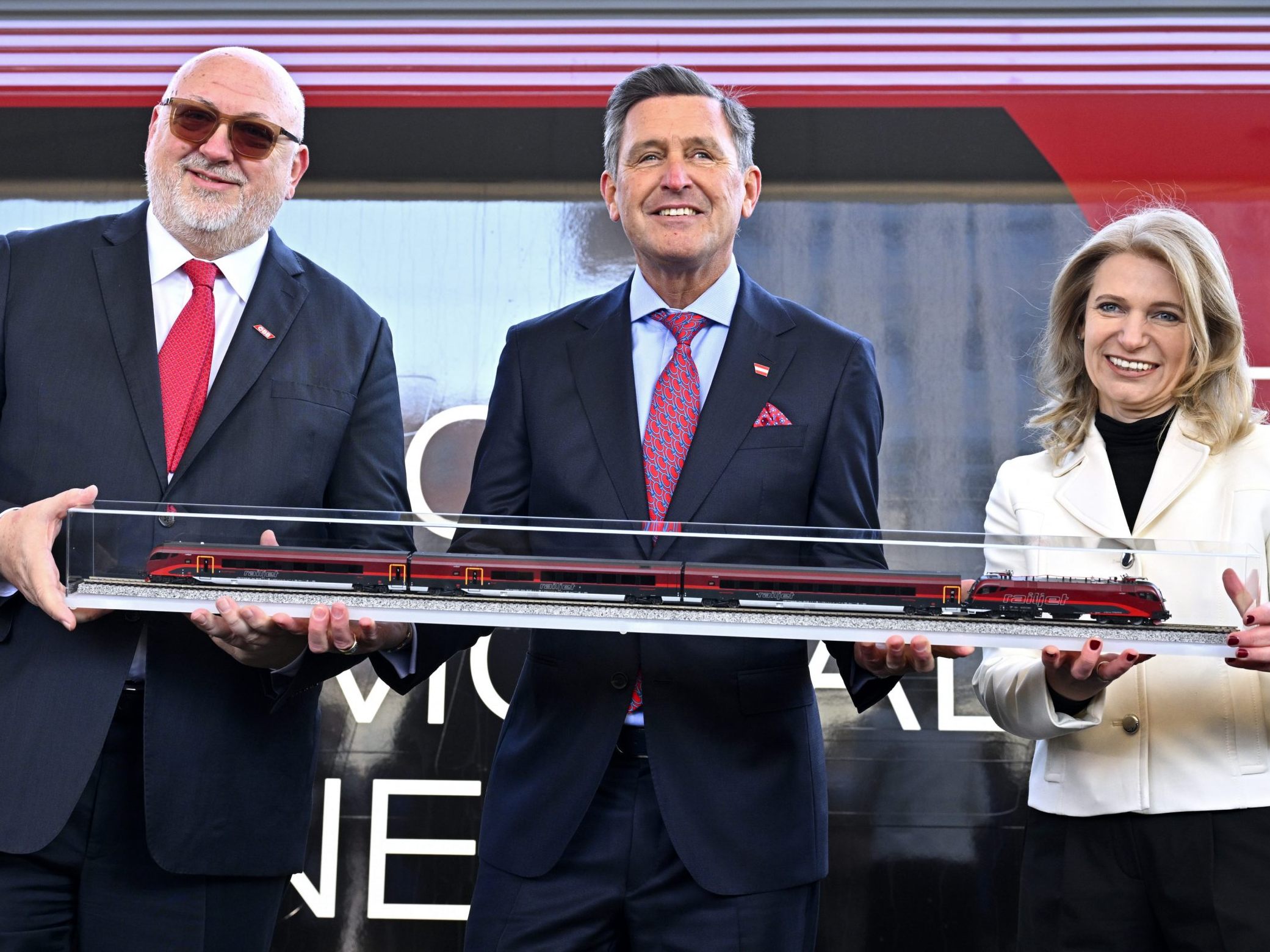 ÖBB und AUA weiten die Partnerschaft auf die Star Alliance aus.