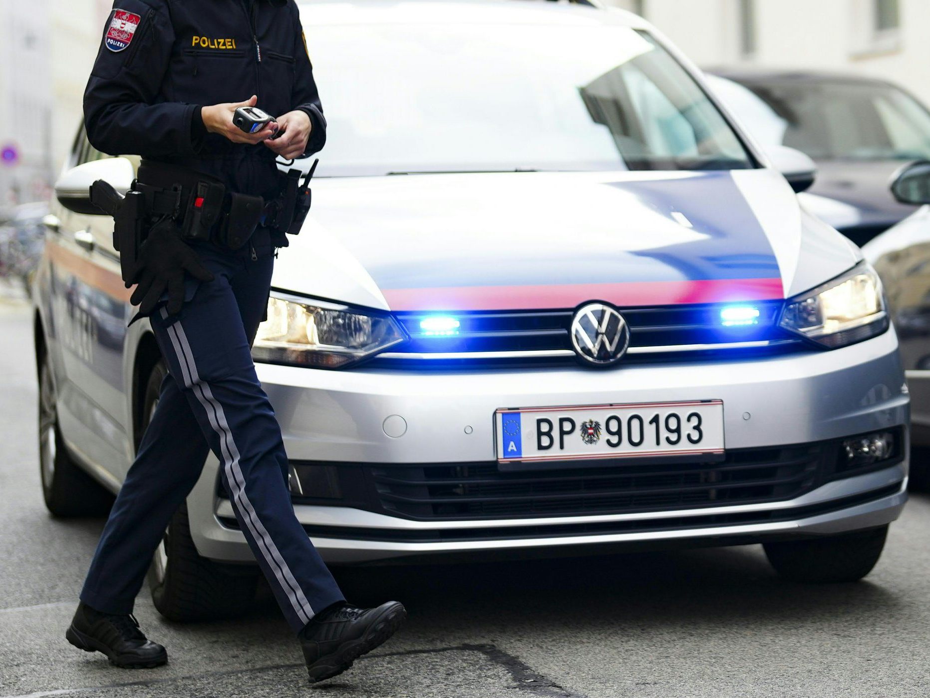 Die Wiener Polizei sucht einen Verdächtigen, der mehrere Autos beschädigt haben soll.