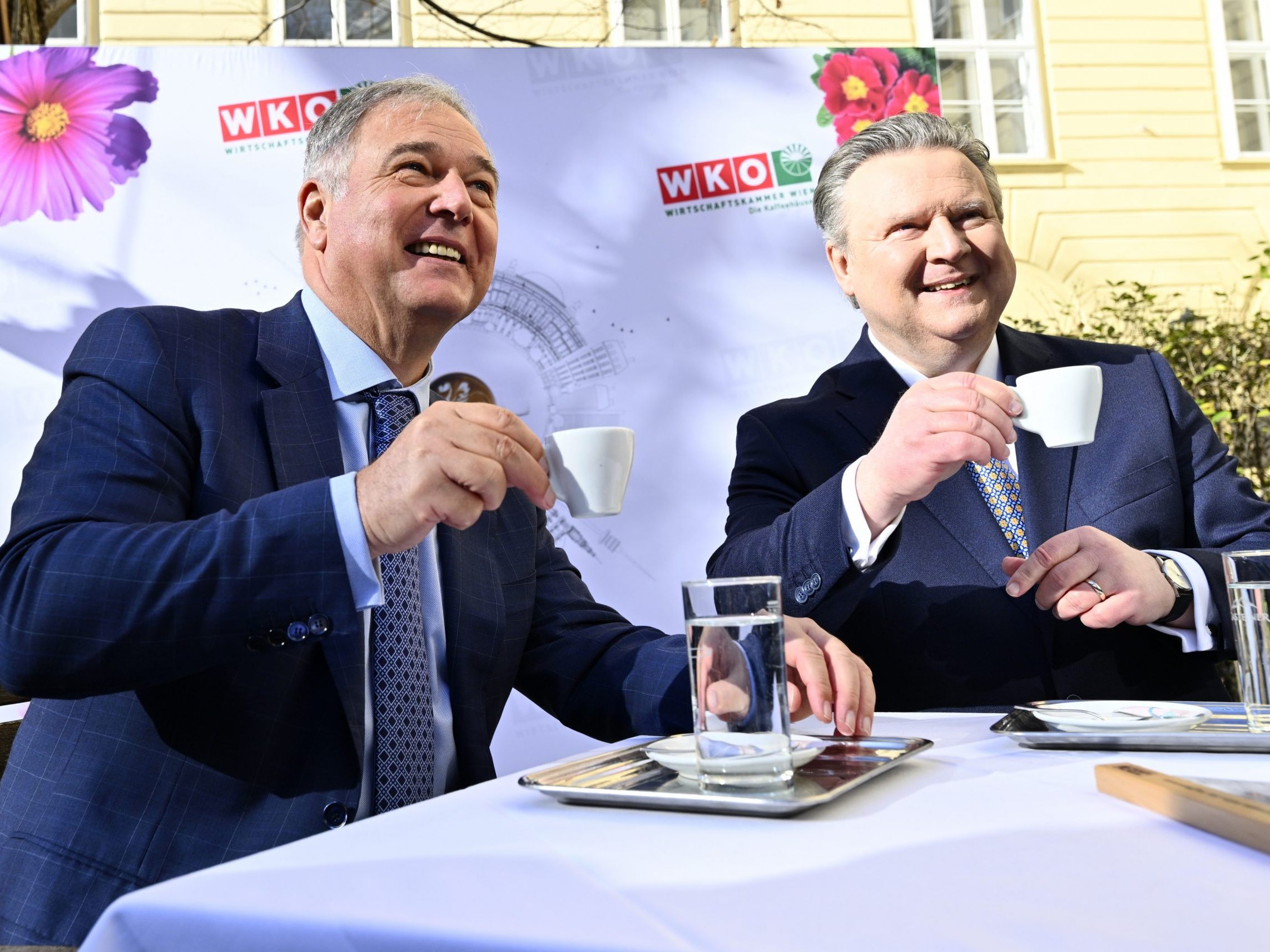 Ruck und Ludwig eröffneten die Wiener Schanigarten-Saison traditionell mit einem Kaffee. Ruck und Ludwig eröffneten die Wiener Schanigarten-Saison traditionell mit einem Kaffee.