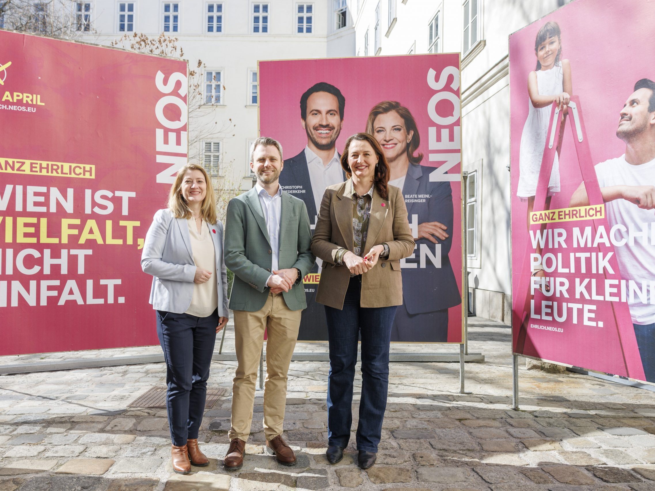 NEOS-Plakate für Wien-Wahl mit Wiederkehr. NEOS-Plakate für Wien-Wahl mit Wiederkehr.