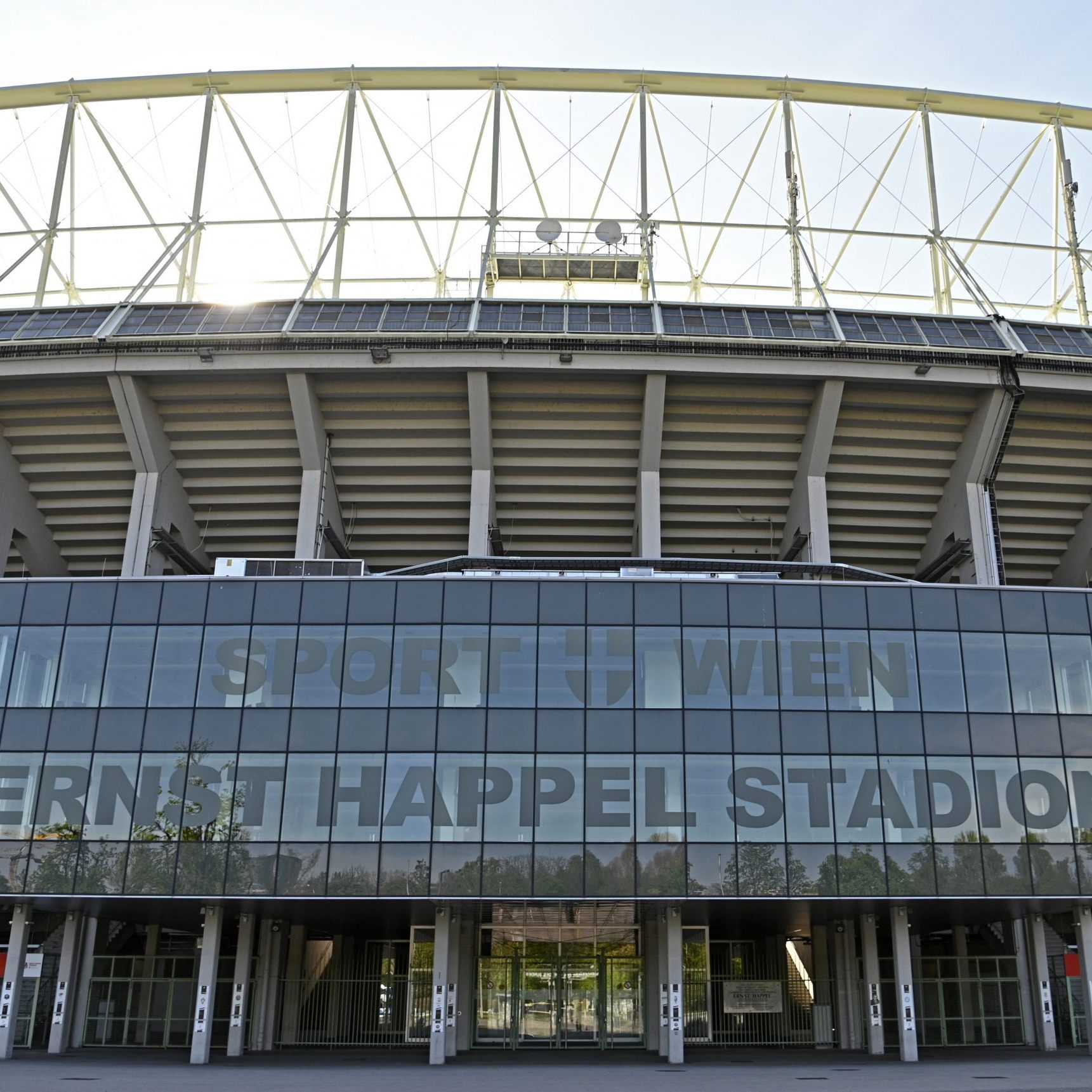 Die Montage der PV-Anlage am Dach des Happel-Stadions ist abgeschlossen.