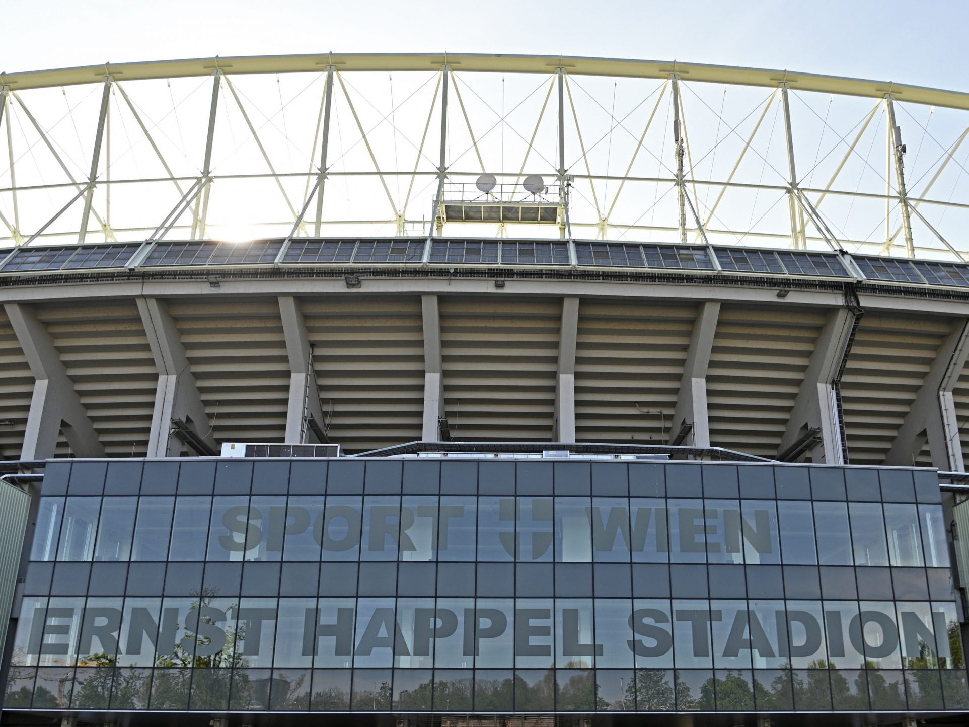 Die Montage der PV-Anlage am Dach des Happel-Stadions ist abgeschlossen.
