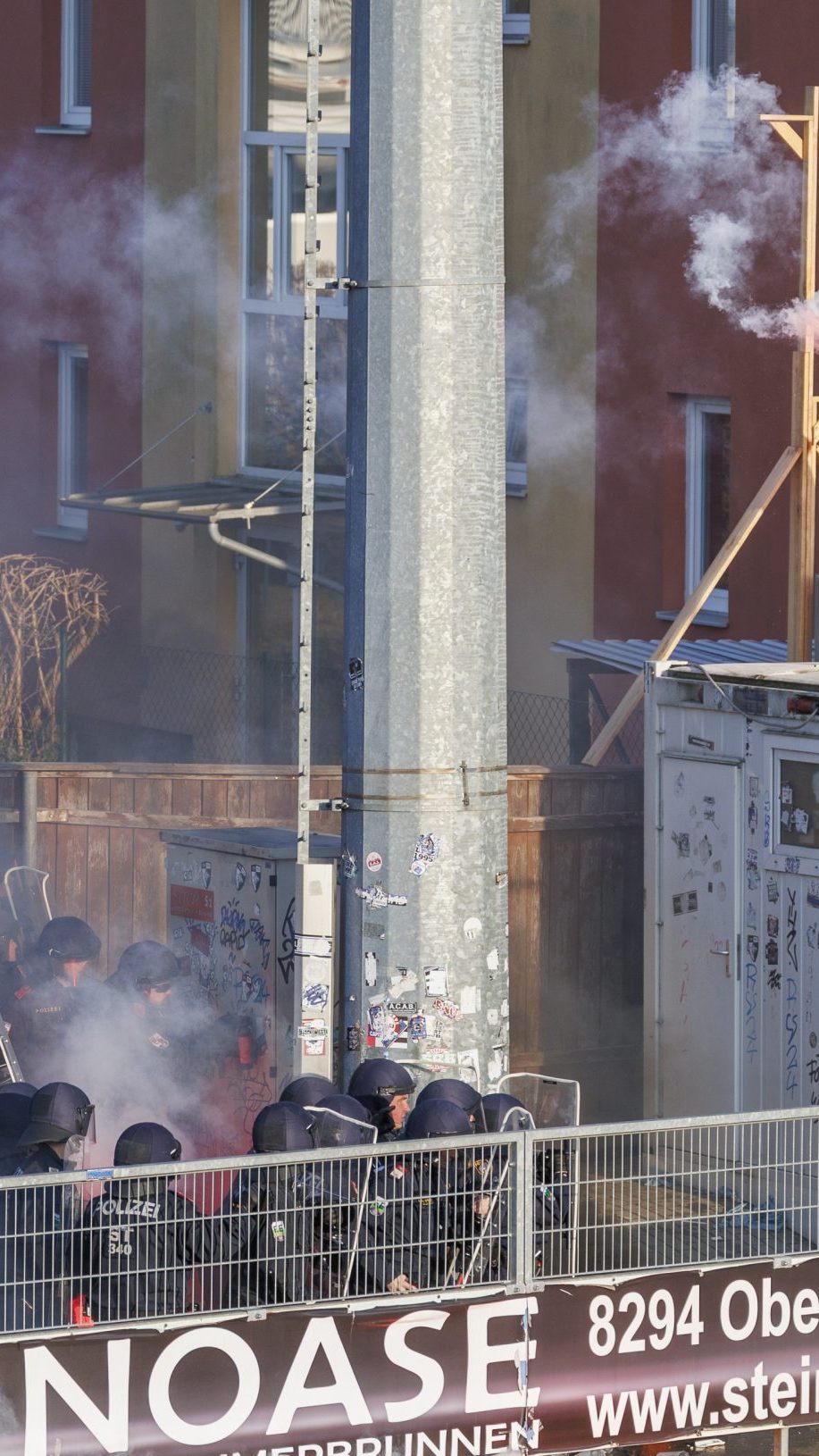 Die Polizisten wurden mit diversen Wurfgegenständen attackiert.