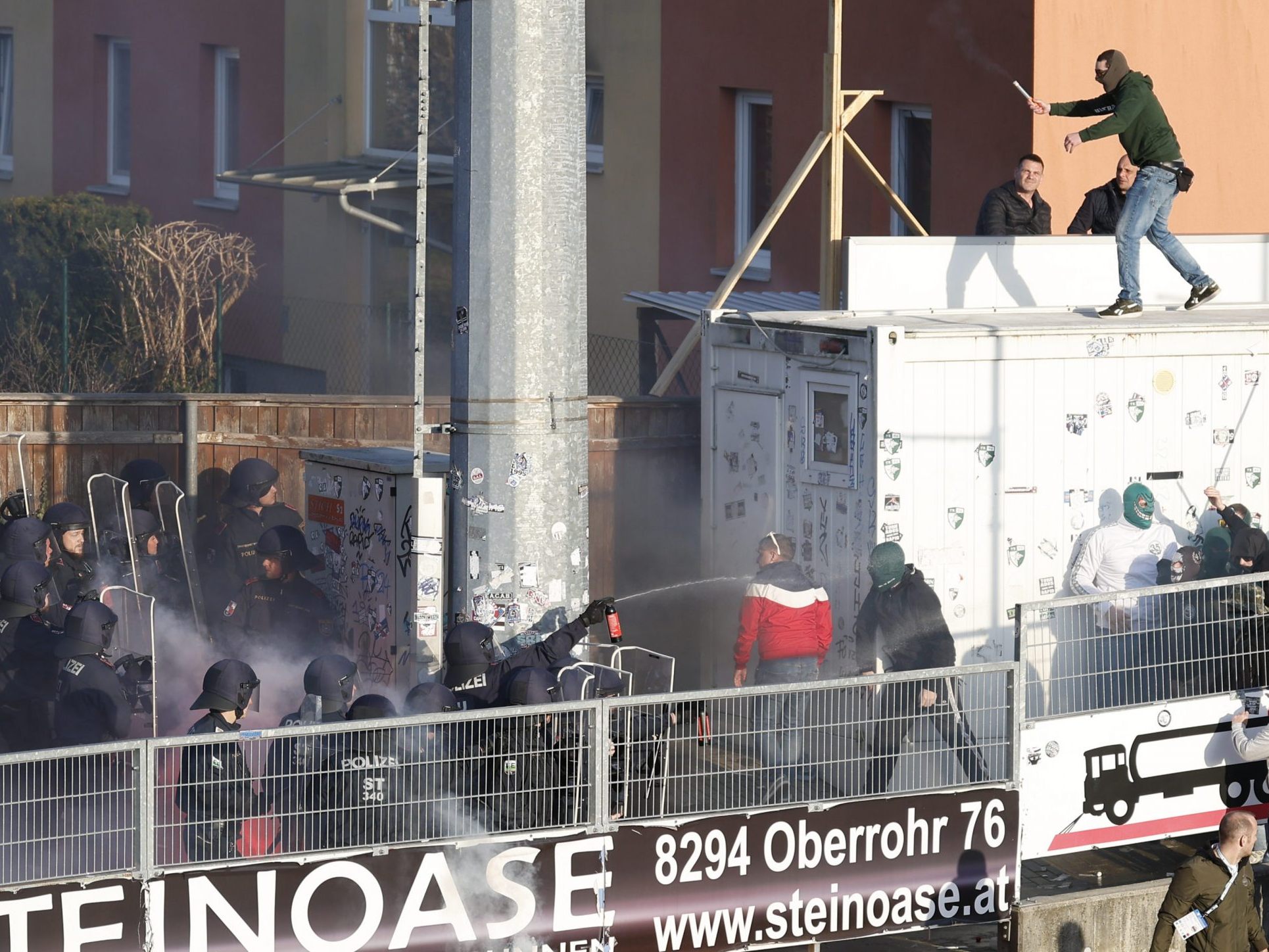 Vor Spielbeginn kam es zu Zusammenstößen zwischen Polizei und Rapid-Fans. Vor Spielbeginn kam es zu Zusammenstößen zwischen Polizei und Rapid-Fans.