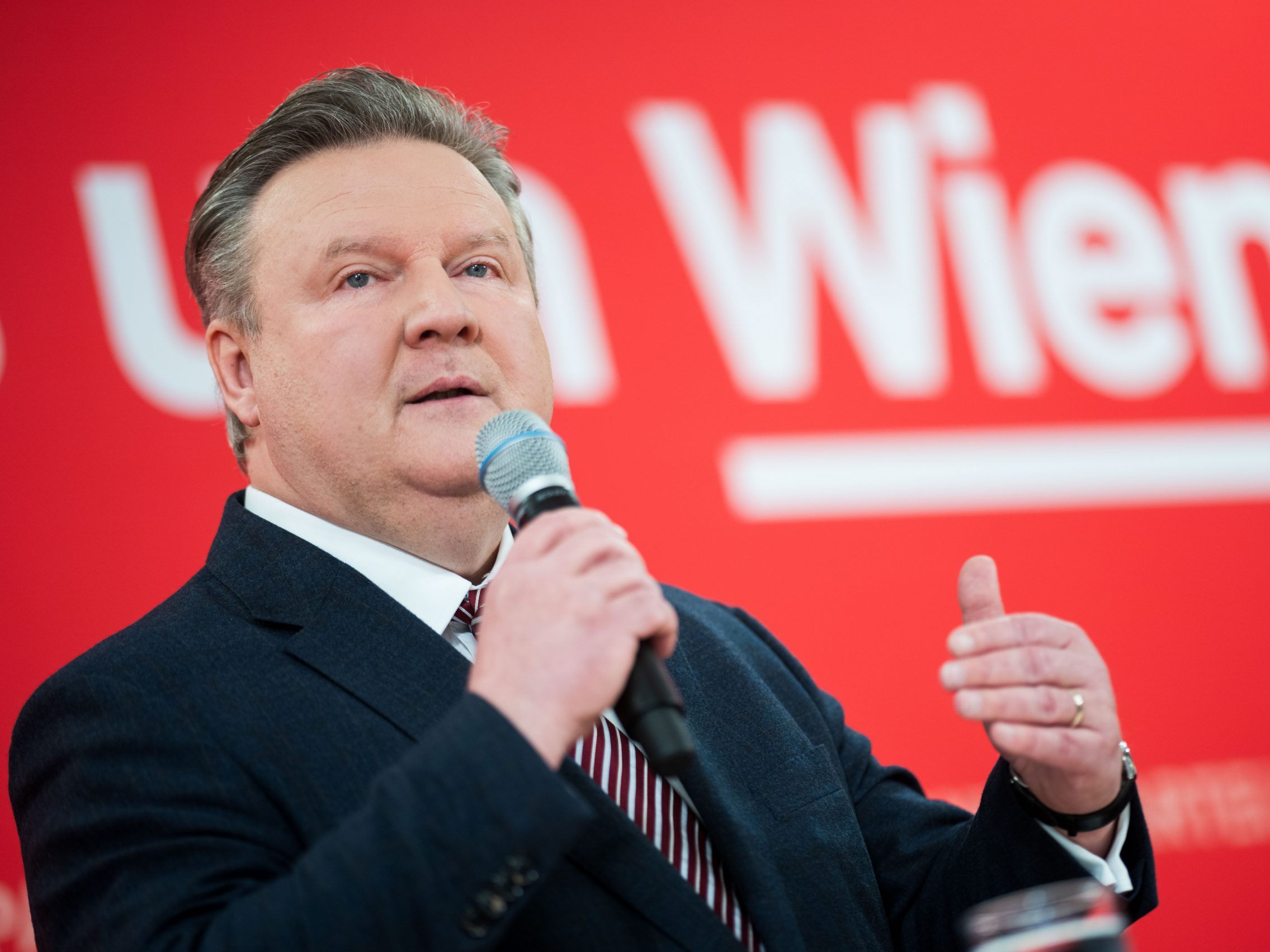 Wiens Bürgermeister hält am Wahlrecht für Staatsbürger fest, will aber geringere Hürden für die Einbürgerung. Wiens Bürgermeister hält am Wahlrecht für Staatsbürger fest, will aber geringere Hürden für die Einbürgerung.