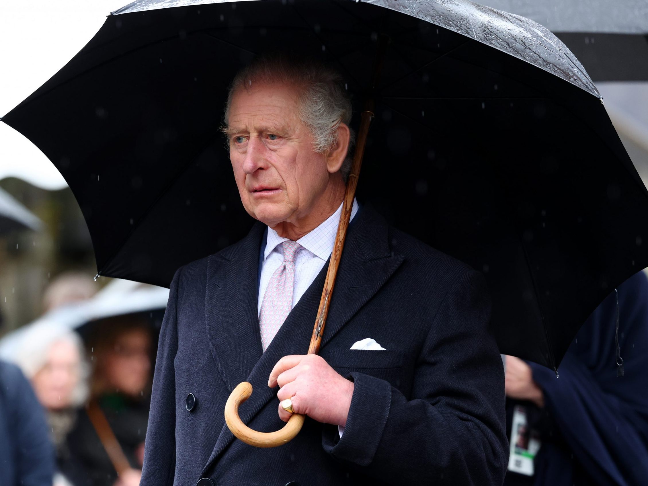König Charles musste kurzzeitig ins Krankenhaus. König Charles musste kurzzeitig ins Krankenhaus.