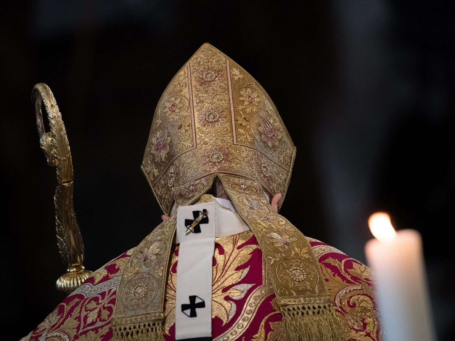 Papst Franziskus erholt sich in der Gemelli-Klinik in Rom nach erneuten schweren Atemnot-Anfällen. Eine Prognose zu seinem Gesundheitszustand bleibt ungewiss.