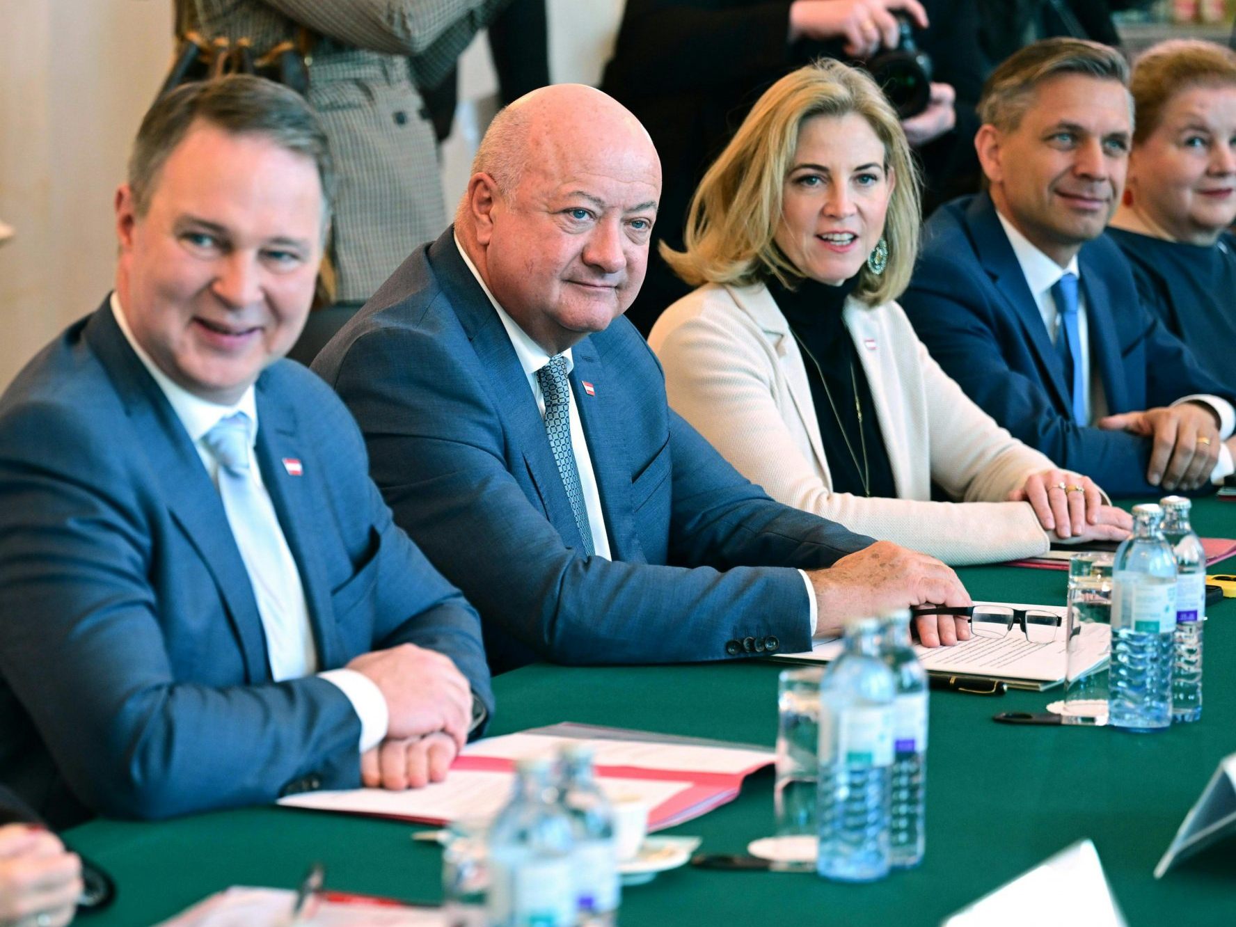 Die Regierung berät bei ihrer Klausur über die Belebung der Wirtschaft.