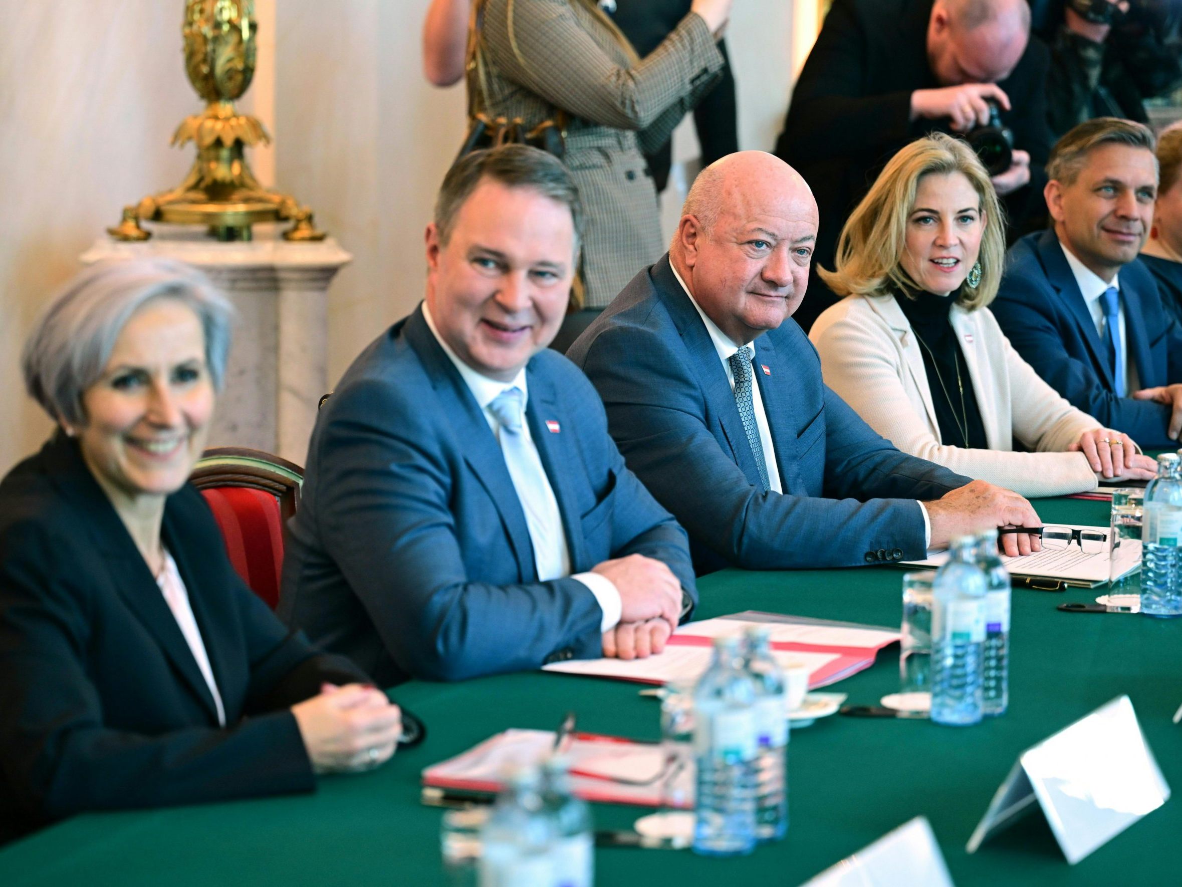 Justizministerin Anna Sporrer (SPÖ), Vizekanzler Andreas Babler (SPÖ), Bundeskanzler Christian Stocker (ÖVP), Außenministerin Beate Meinl-Reisinger (NEOS) und Wirtschaftsminister Wolfgang Hattmannsdorfer (ÖVP) Justizministerin Anna Sporrer (SPÖ), Vizekanzler Andreas Babler (SPÖ), Bundeskanzler Christian Stocker (ÖVP), Außenministerin Beate Meinl-Reisinger (NEOS) und Wirtschaftsminister Wolfgang Hattmannsdorfer (ÖVP)