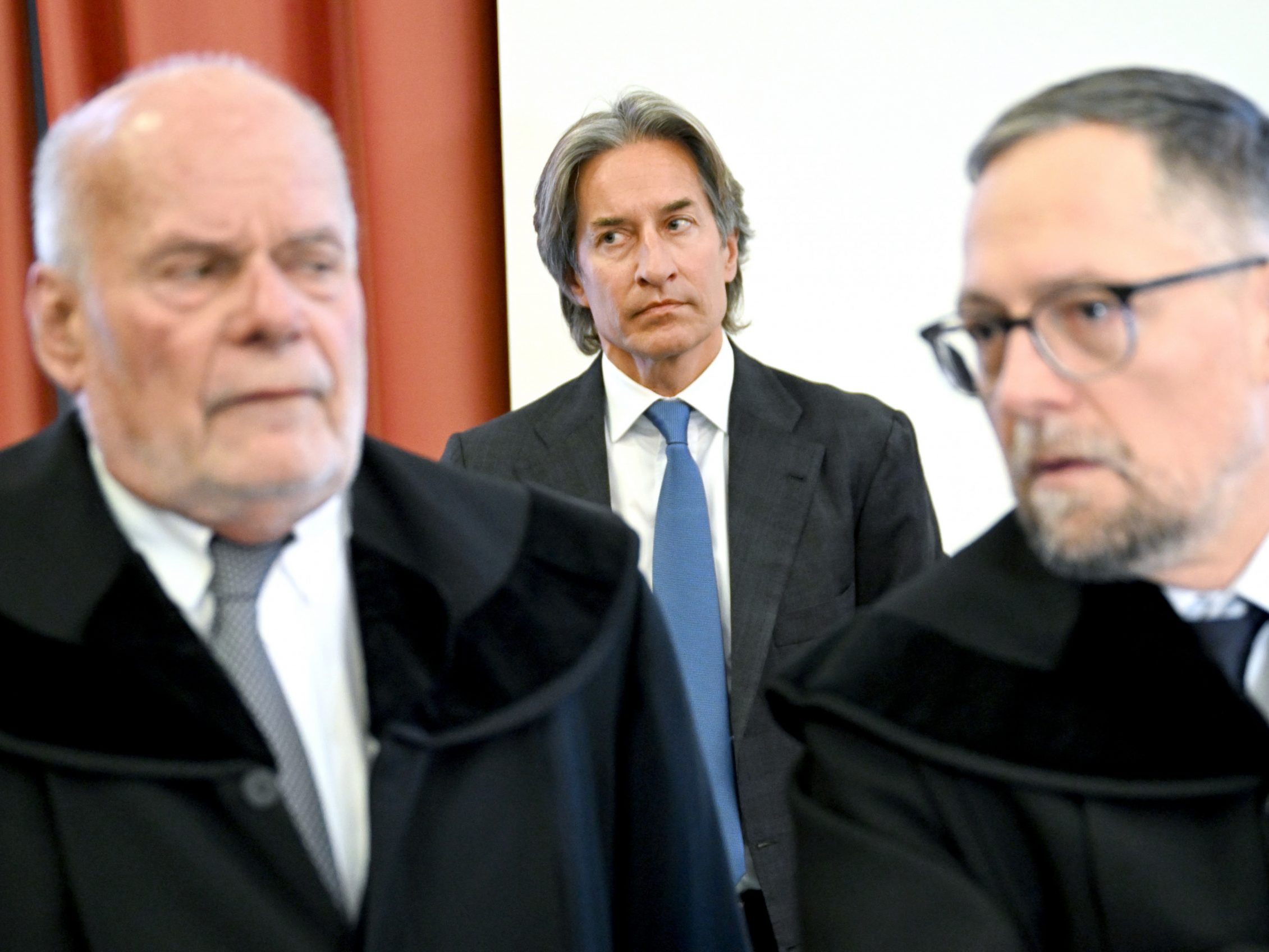 Anwalt Manferd Ainedter, Karl Heinz Grasser und Anwalt Norbert Wess vor Verhandlungsbeginn.