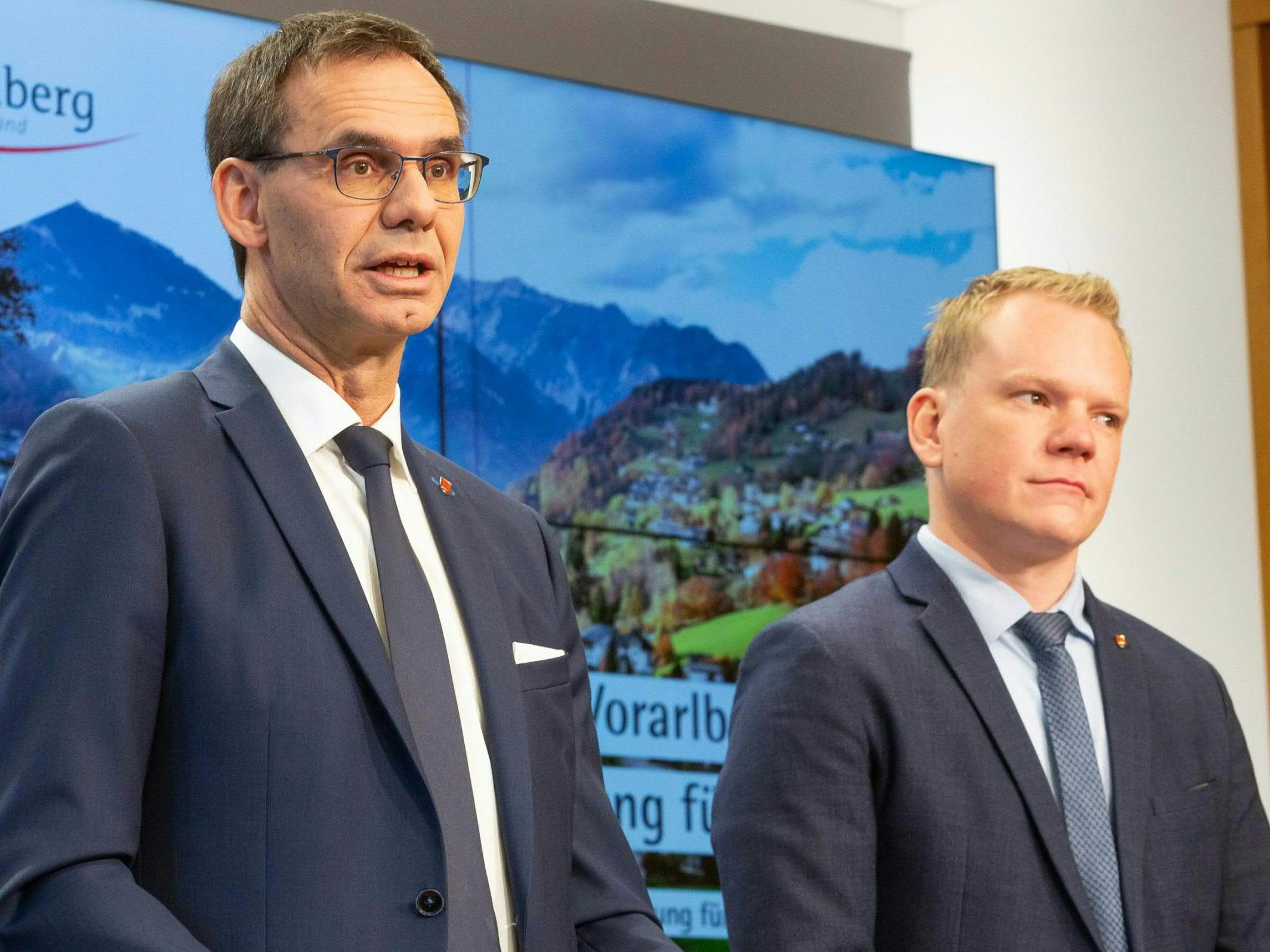 Die schwarz-blaue Landesregierung setzt in der Verwaltung den Rotstift an. Die schwarz-blaue Landesregierung setzt in der Verwaltung den Rotstift an.