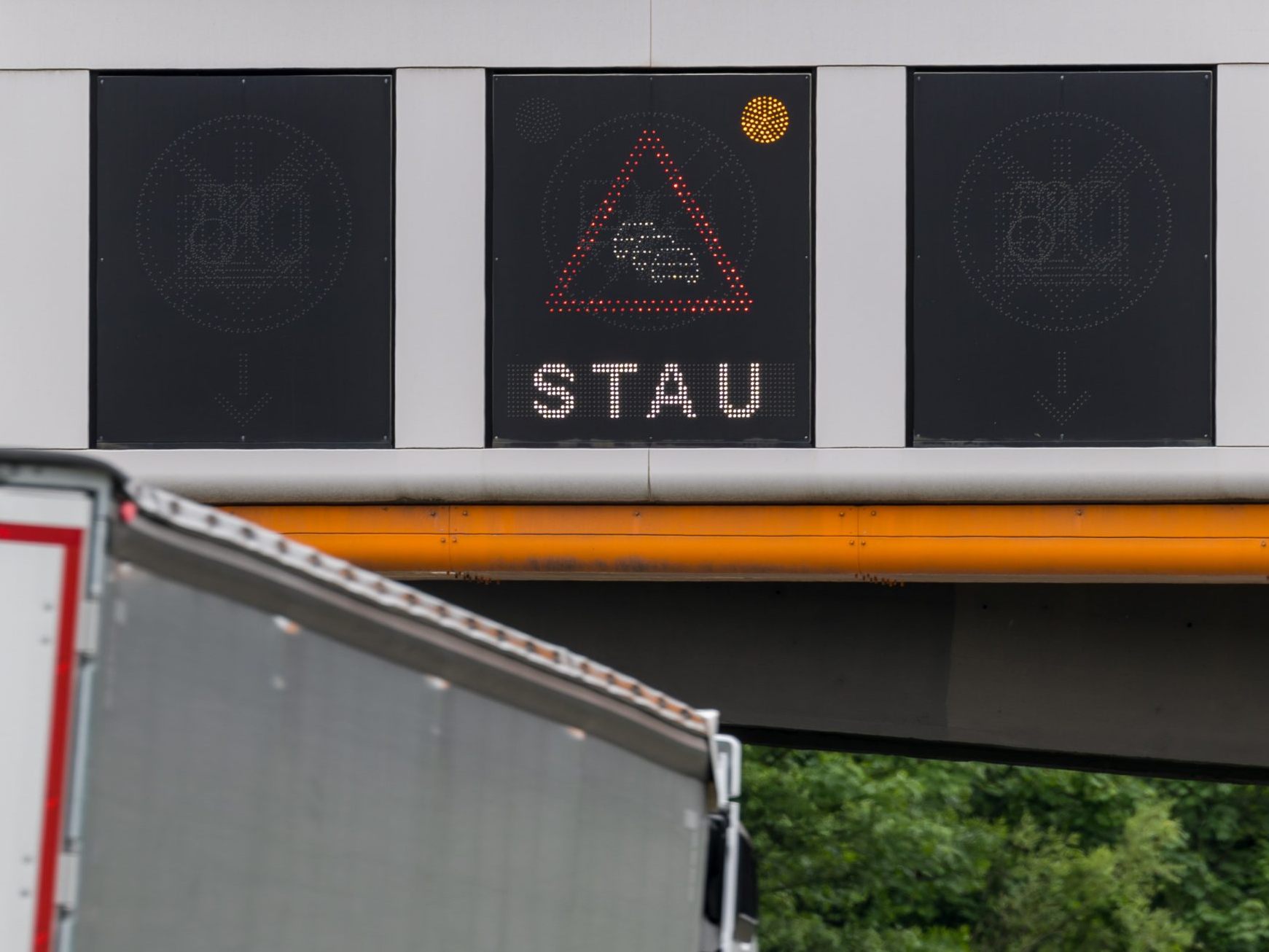 Die A11 Richtung Villach bleibt nach dem Unfall vorerst gesperrt. Die A11 Richtung Villach bleibt nach dem Unfall vorerst gesperrt.