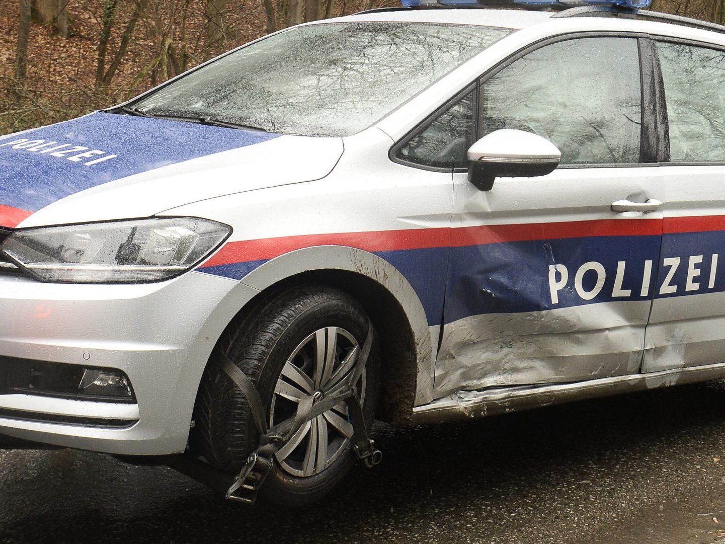 Zwei junge Männer wurden nach dem Crash mit einem Poliziauto festgenommen. Zwei junge Männer wurden nach dem Crash mit einem Poliziauto festgenommen.