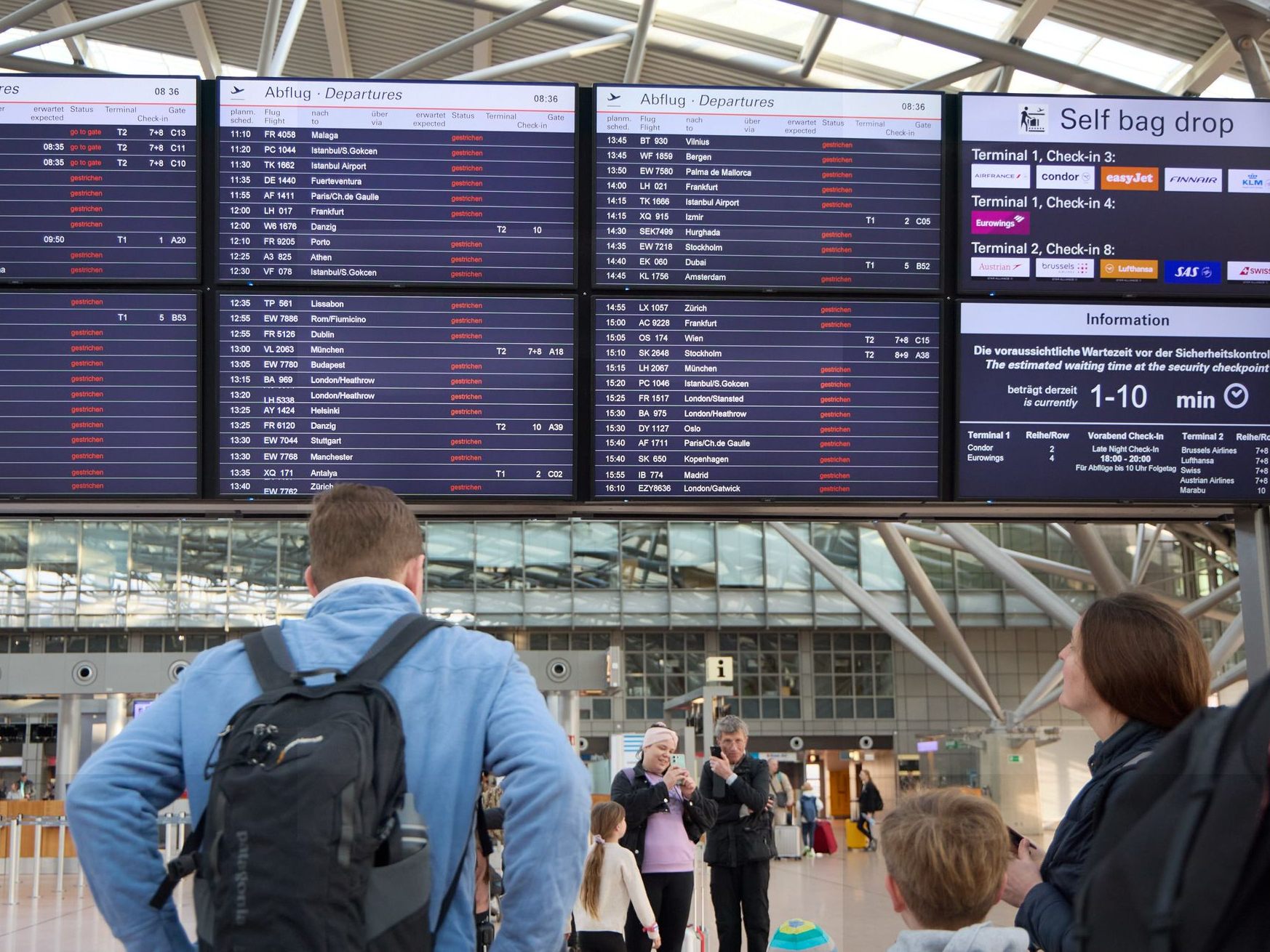 Flugausfälle sind auf Anzeigetafeln im Flughafen Hamburg angeschlagen Flugausfälle sind auf Anzeigetafeln im Flughafen Hamburg angeschlagen