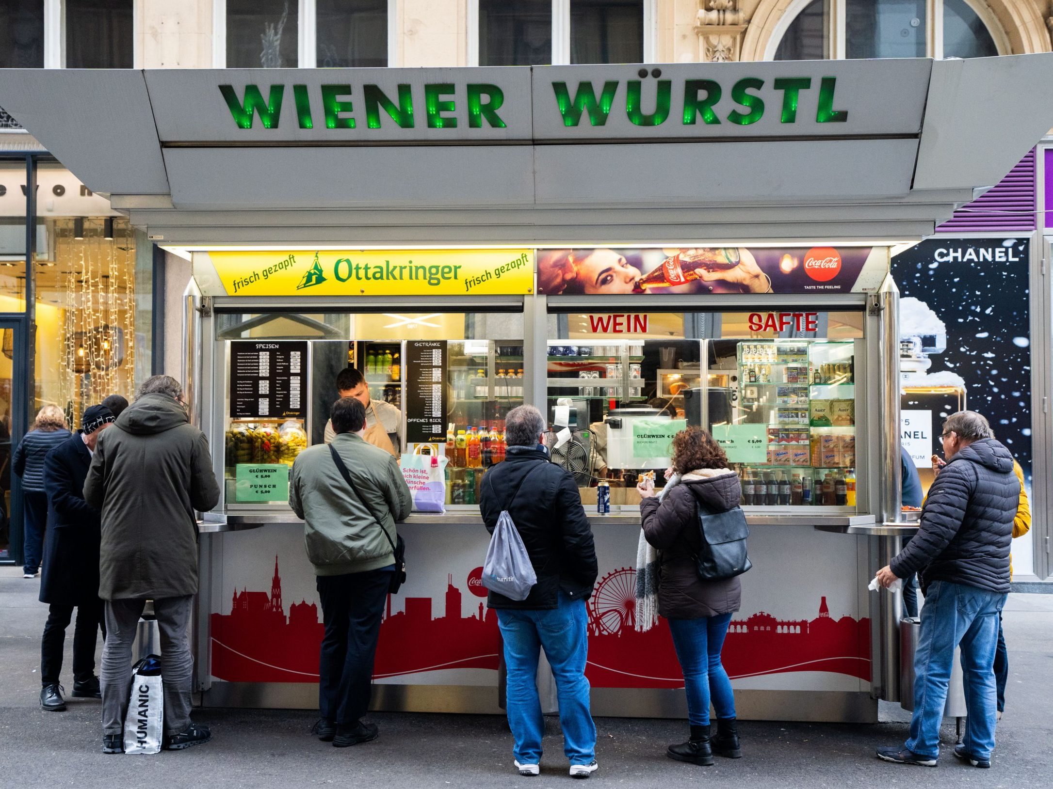 Wiener Würstelstände stehen zunehmend unter Druck. Wiener Würstelstände stehen zunehmend unter Druck.