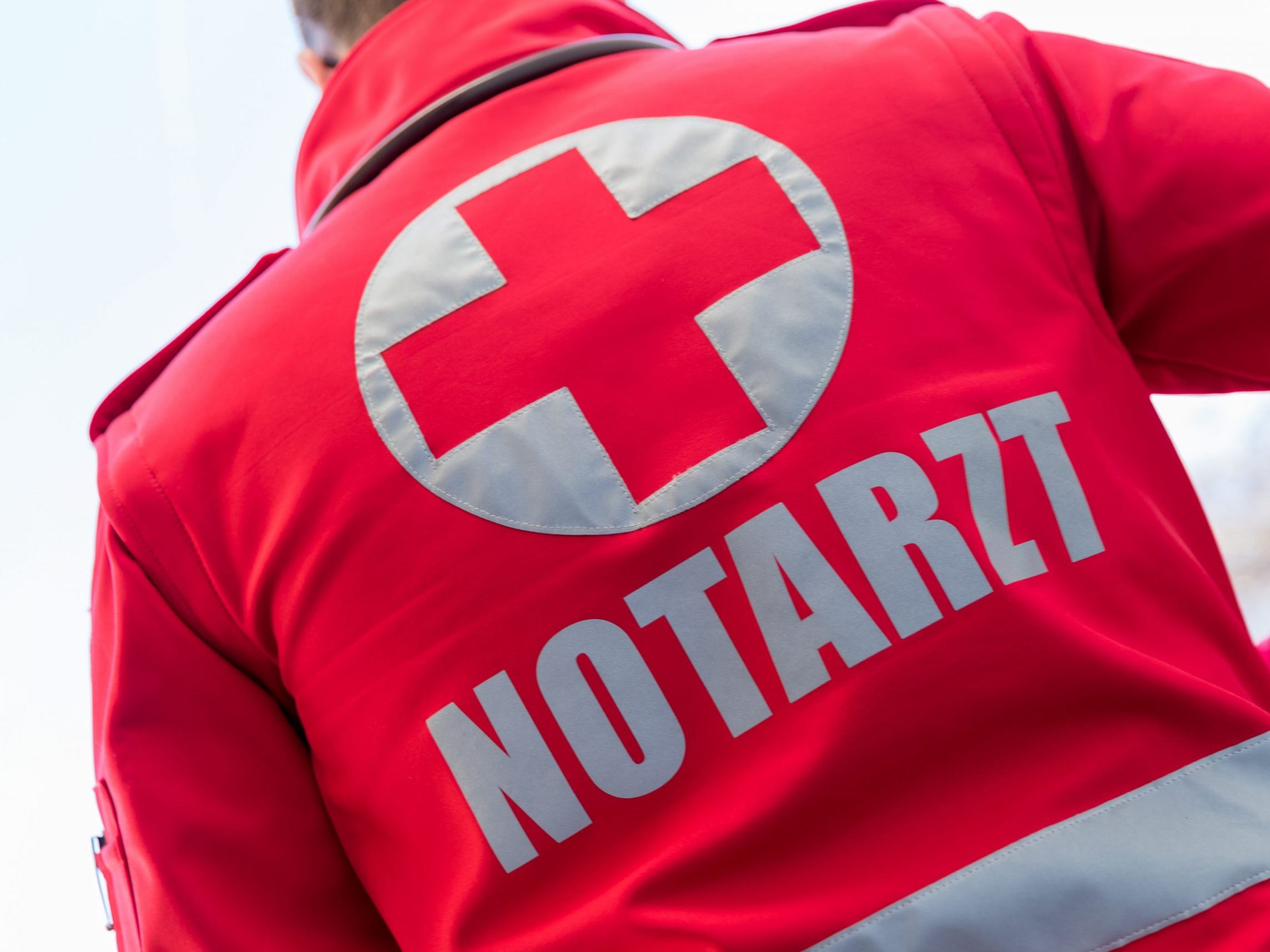 Eine Mutter und zwei Kleinkinder wurden verletzt.