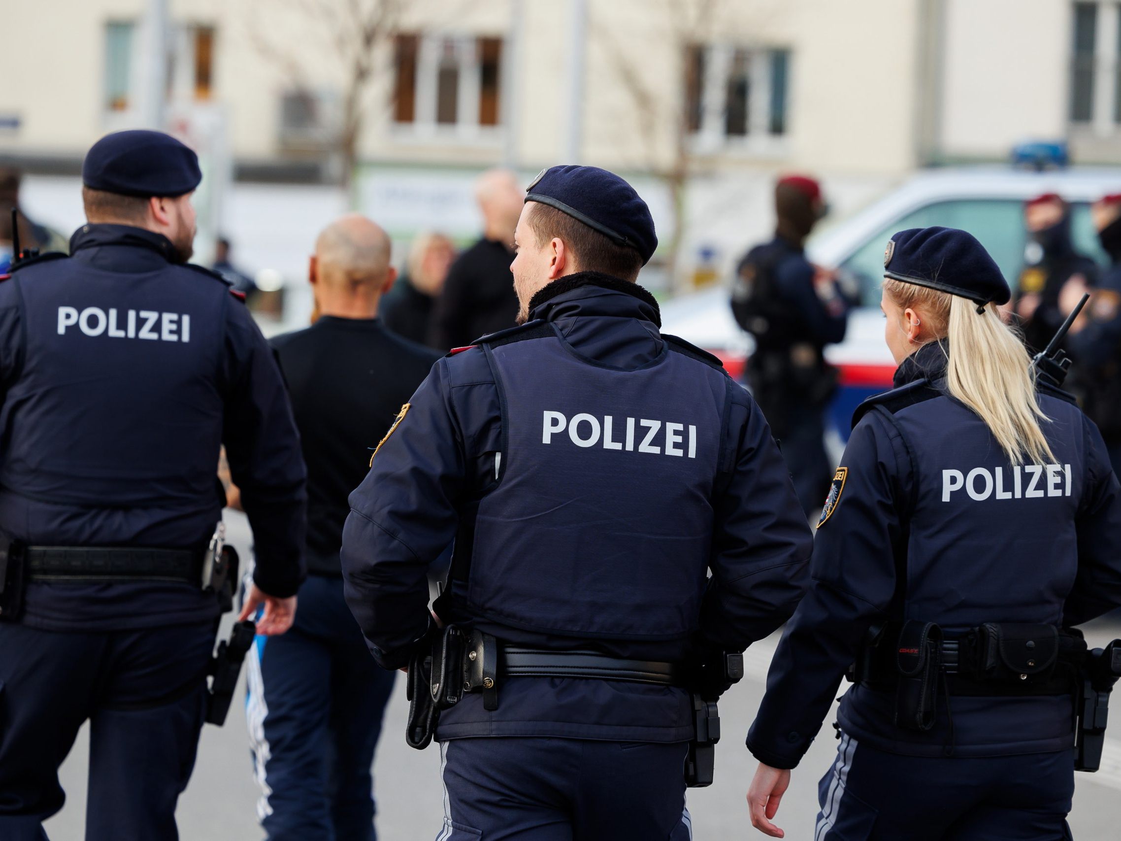 Eine Suchtmittelkontrolle am Reumannplatz endete mit einem Angriff auf die Polizei. Eine Suchtmittelkontrolle am Reumannplatz endete mit einem Angriff auf die Polizei.