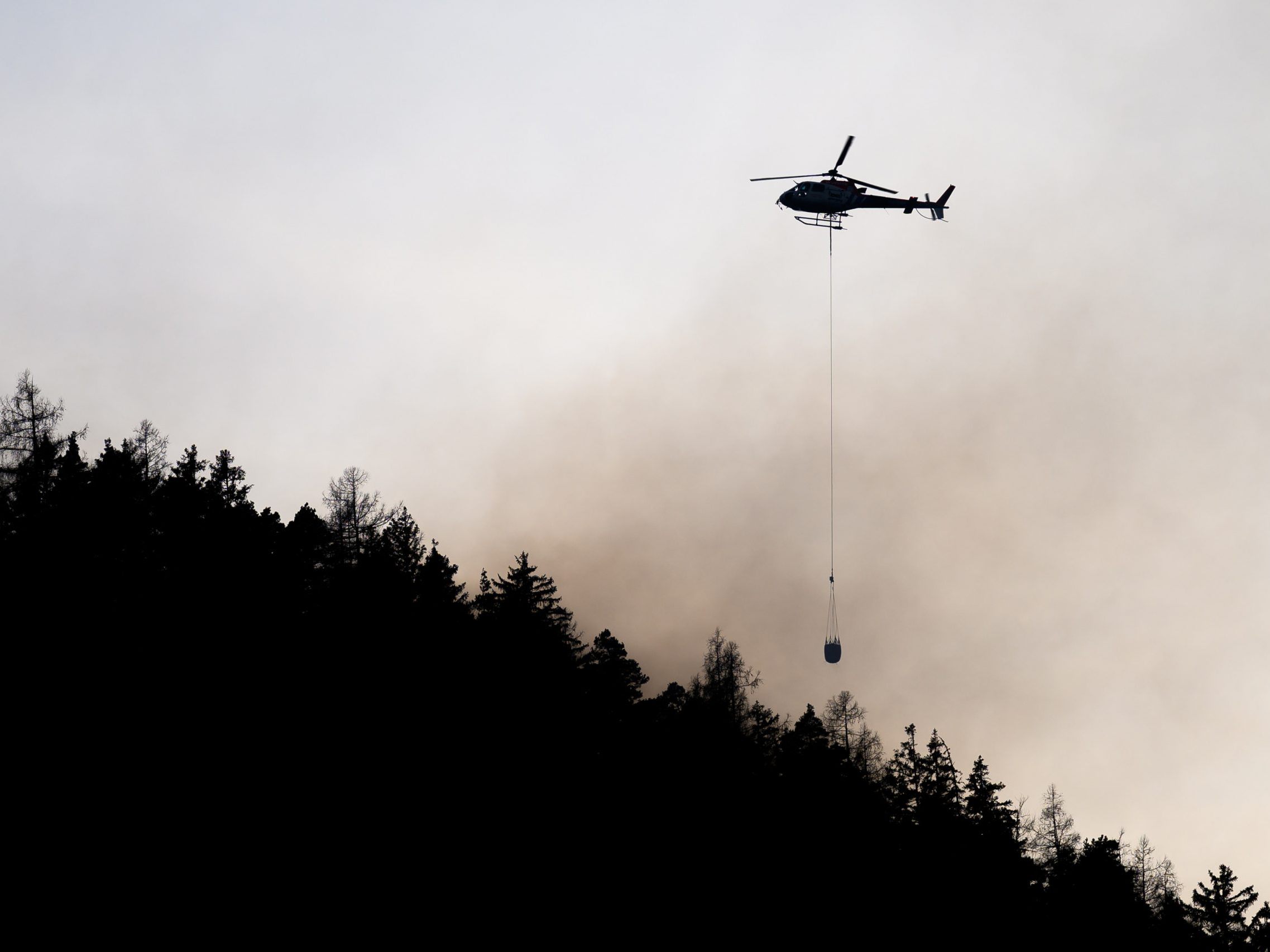 Die Feuerwehrleute werden von Löschhubschraubern unterstützt. Die Feuerwehrleute werden von Löschhubschraubern unterstützt.