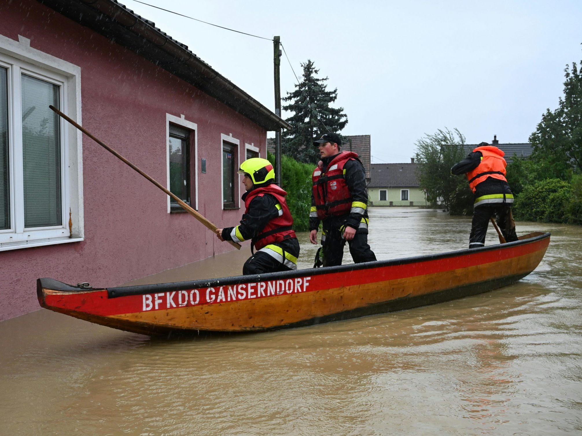 Die Hochwasserkatastrophe ließ 2024 Zahl der Feuerwehreinsätze steigen. Die Hochwasserkatastrophe ließ 2024 Zahl der Feuerwehreinsätze steigen.