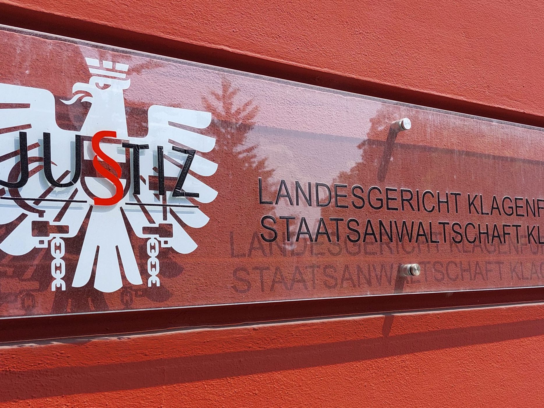 Das Verfahren gegen den helfenden Syrer wurde eingestellt. Das Verfahren gegen den helfenden Syrer wurde eingestellt.