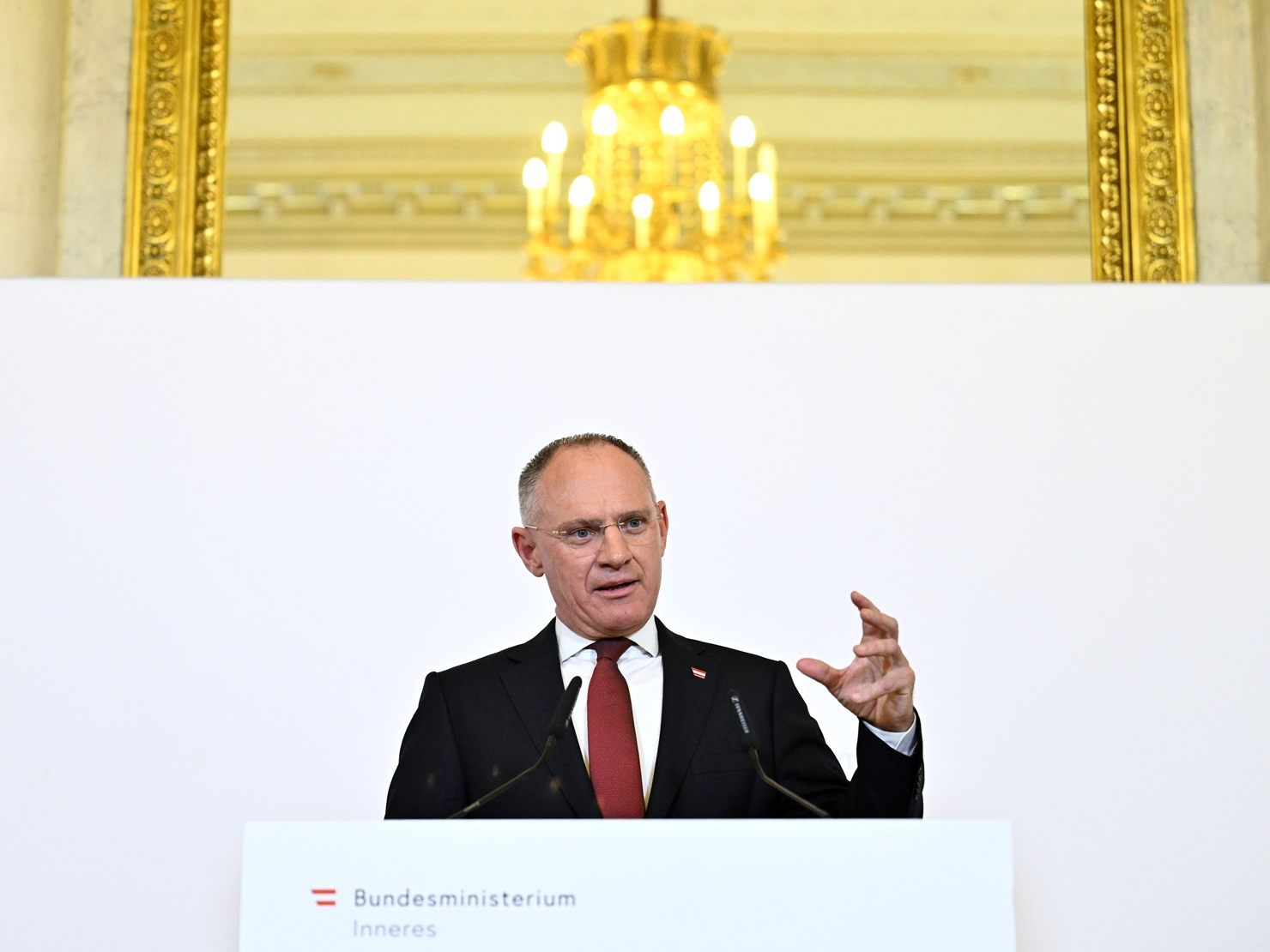 Tausende Menschen kamen im Vorjahr über den Familiennachzug ins Land. Im Bild: Innenminister Karner.