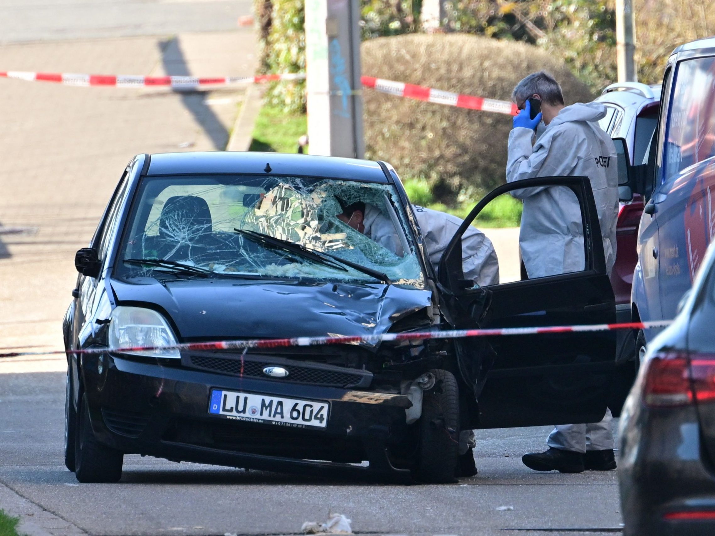 Ein Auto fuhr in der deutschen Stadt Mannheim in eine Menschenmenge. Ein Auto fuhr in der deutschen Stadt Mannheim in eine Menschenmenge.