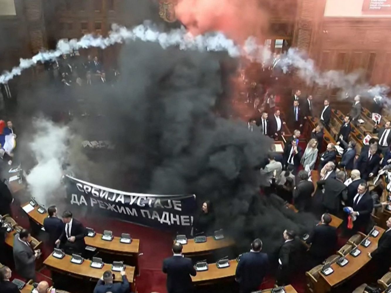 Chaos im serbischen Parlament
