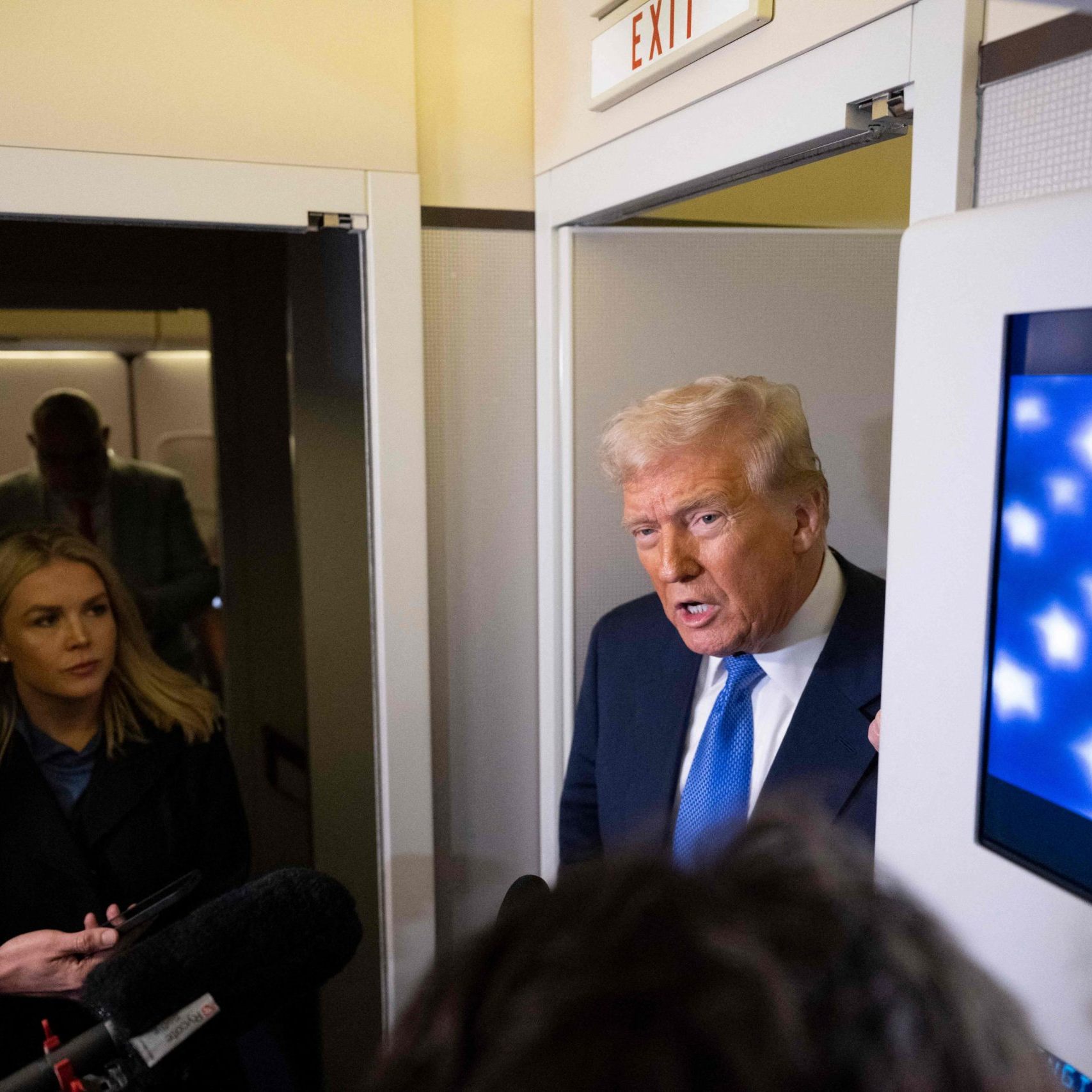 Donald Trump spricht an Bord der Air Force One zu Journalisten.